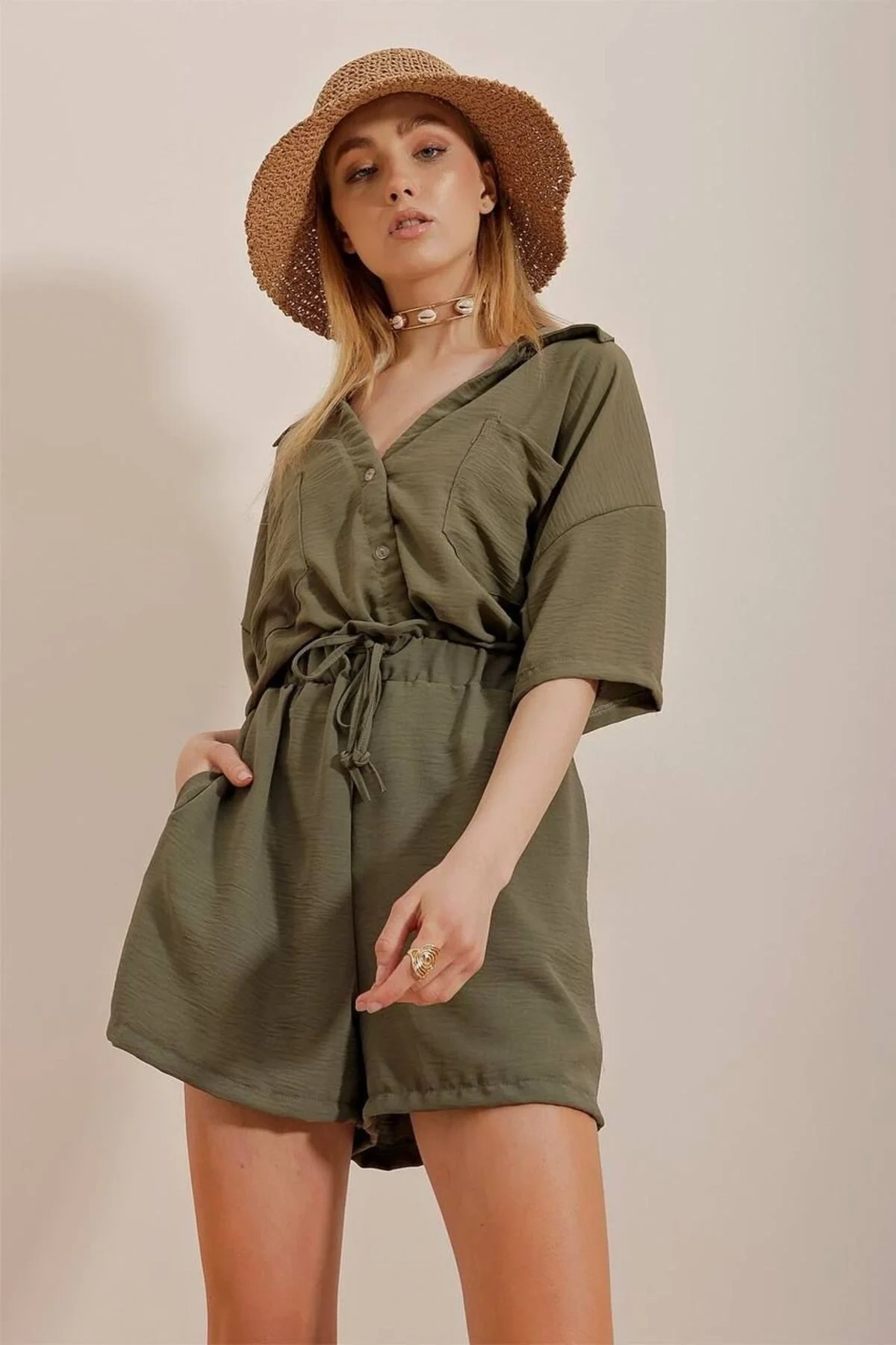 Kadın Haki Düğmeli Gömlek ve Beli Bağcıklı Cepli Ayrobin Kumaş Şort 2li Takım