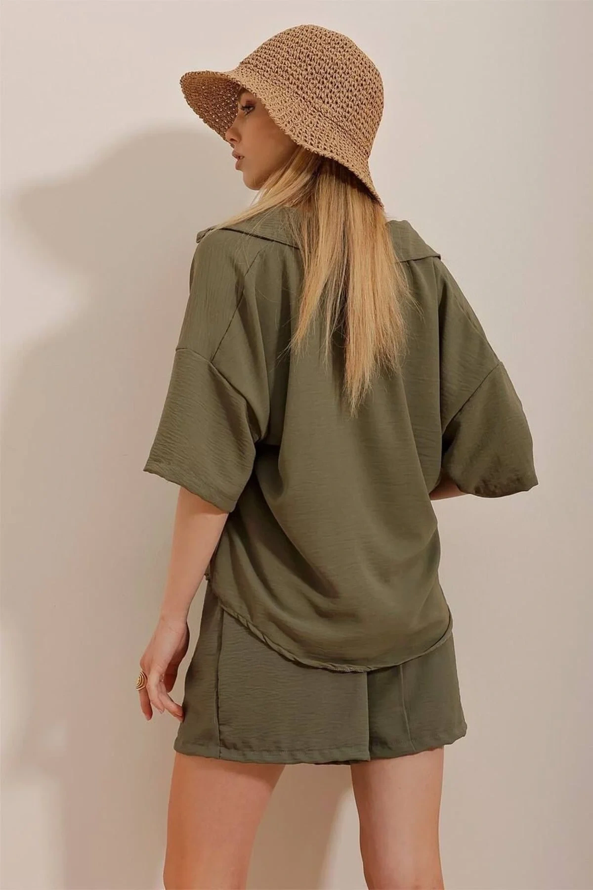 Kadın Haki Düğmeli Gömlek ve Beli Bağcıklı Cepli Ayrobin Kumaş Şort 2li Takım