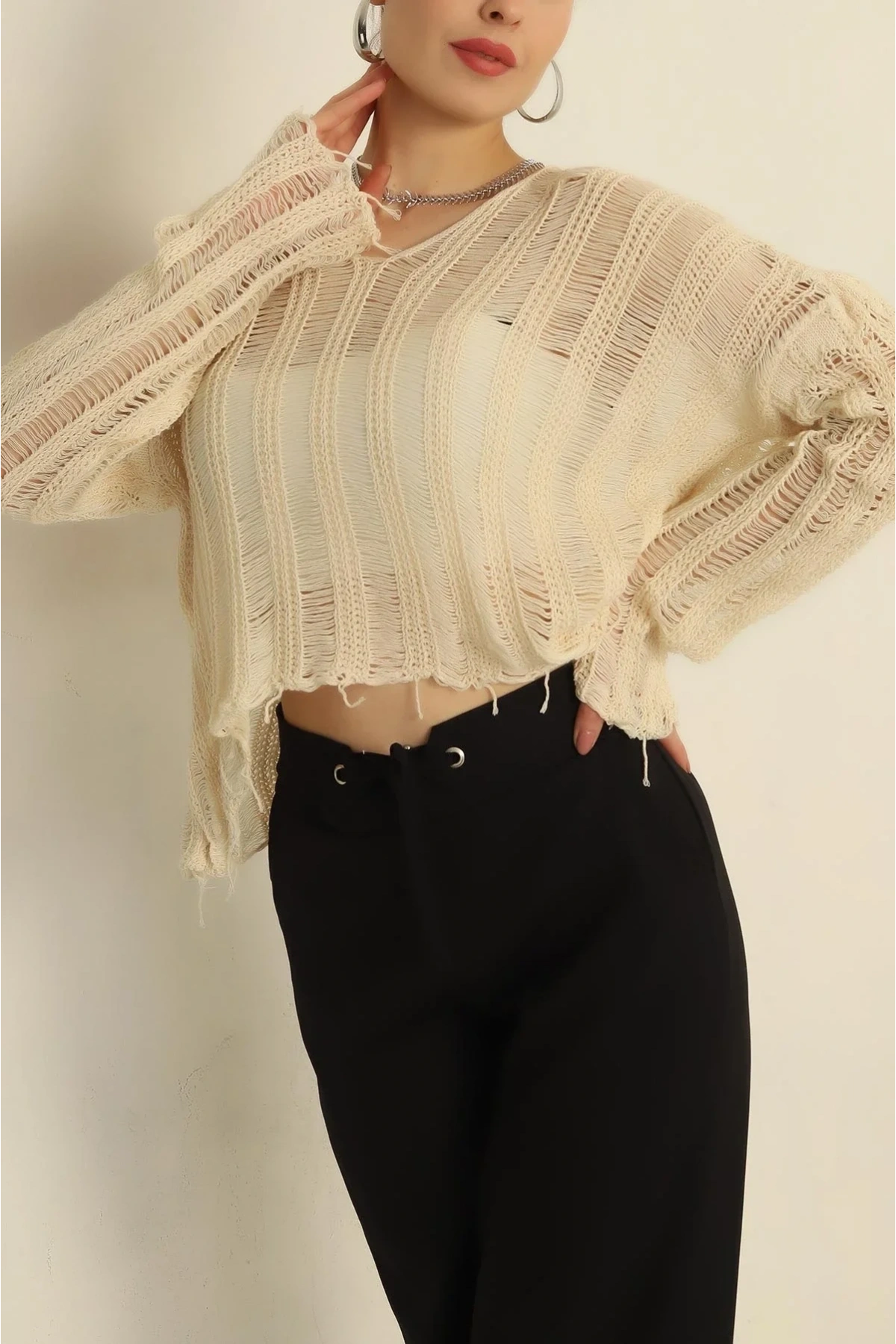 Kadın Bej V Yaka Uzun Kol Düşük Omuz Ajurlu Pamuklu Püsküllü Salaş Örme Bohem Triko Bluz