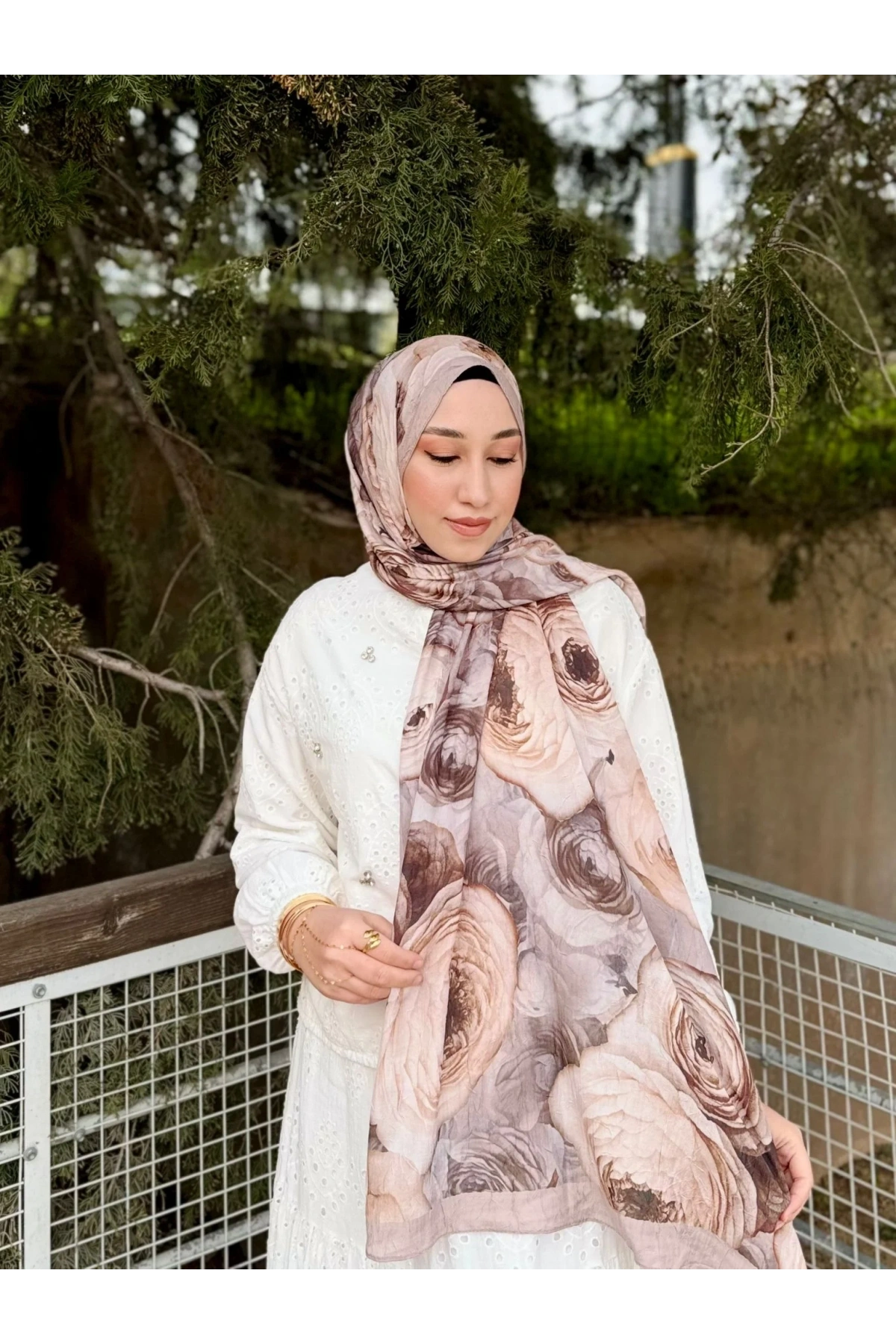 Kadın Bej Büyük Gül Floral Çiçek Desenli Bambu Dokuma Soft Yumuşak Şal