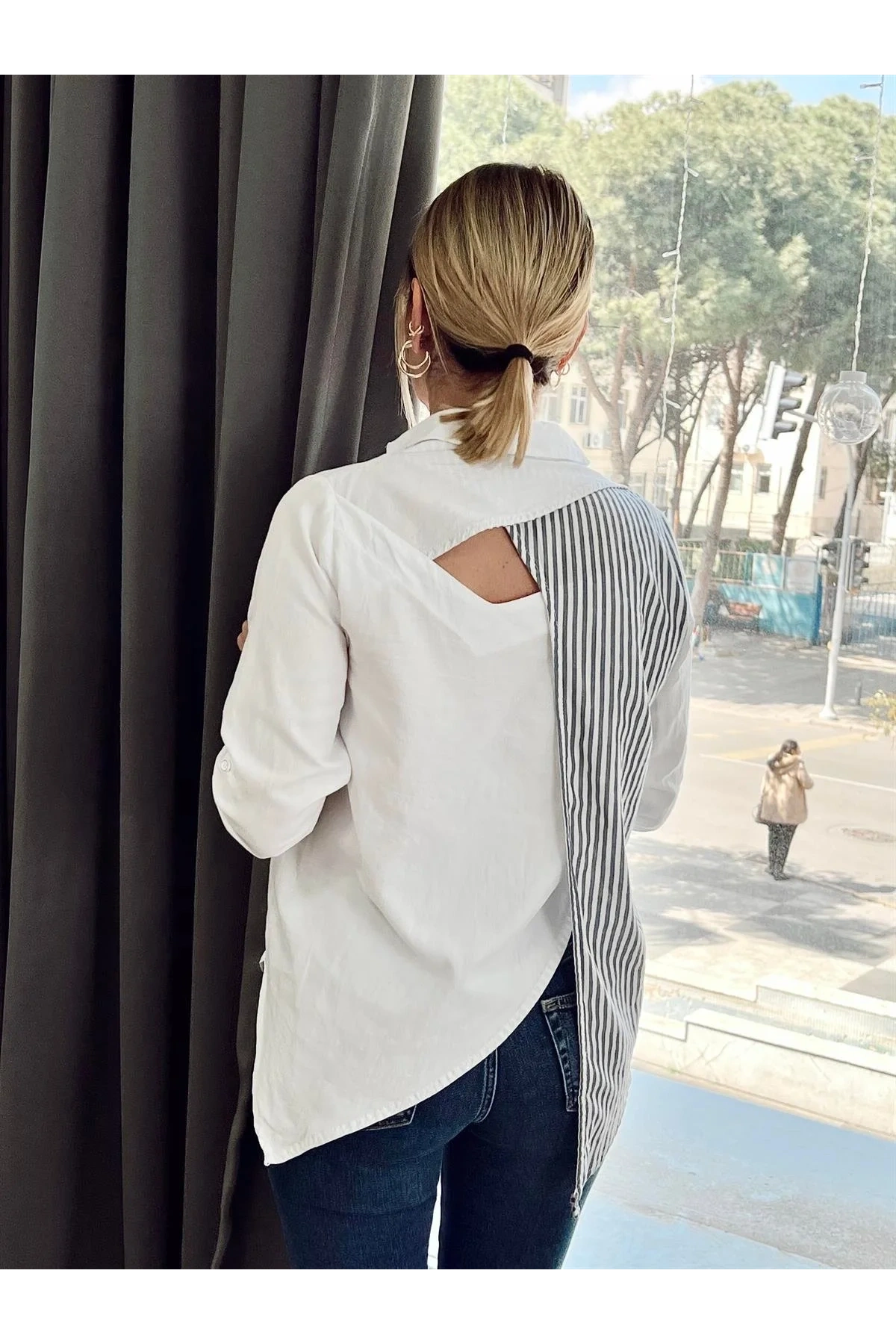 Kadın Beyaz Çizgili Panel Detaylı Pamuklu Oversize Sırtı Pencereli Gömlek Bluz