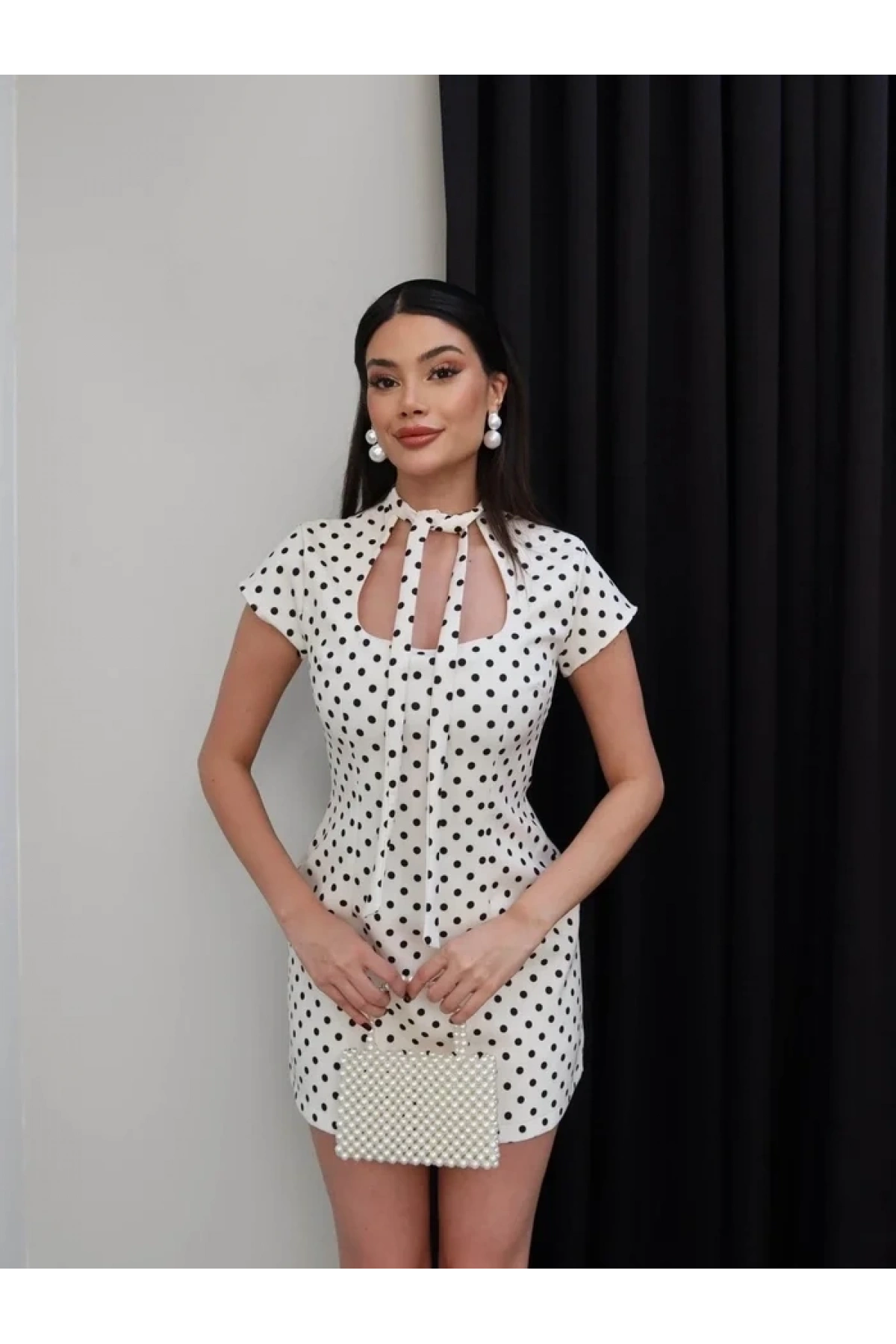 Kadın Beyaz Puantiyeli Boyun Bağlamalı Pencere Dekolteli Kısa Kollu Şortlu Kısa Mini Elbise