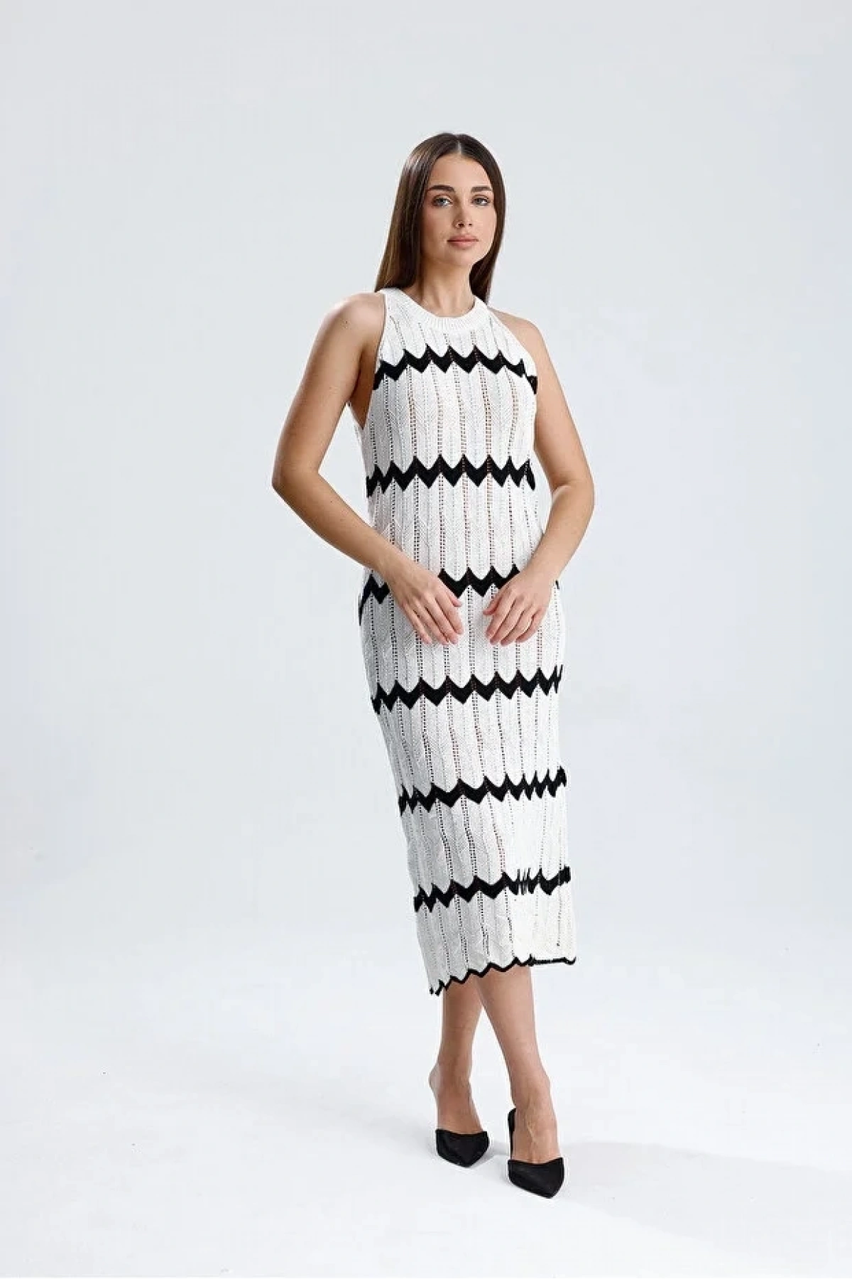 Kadın Beyaz Siyah Zigzag Desenli Halter Yaka Bohem Ajurlu Triko Midi Boy Elbise