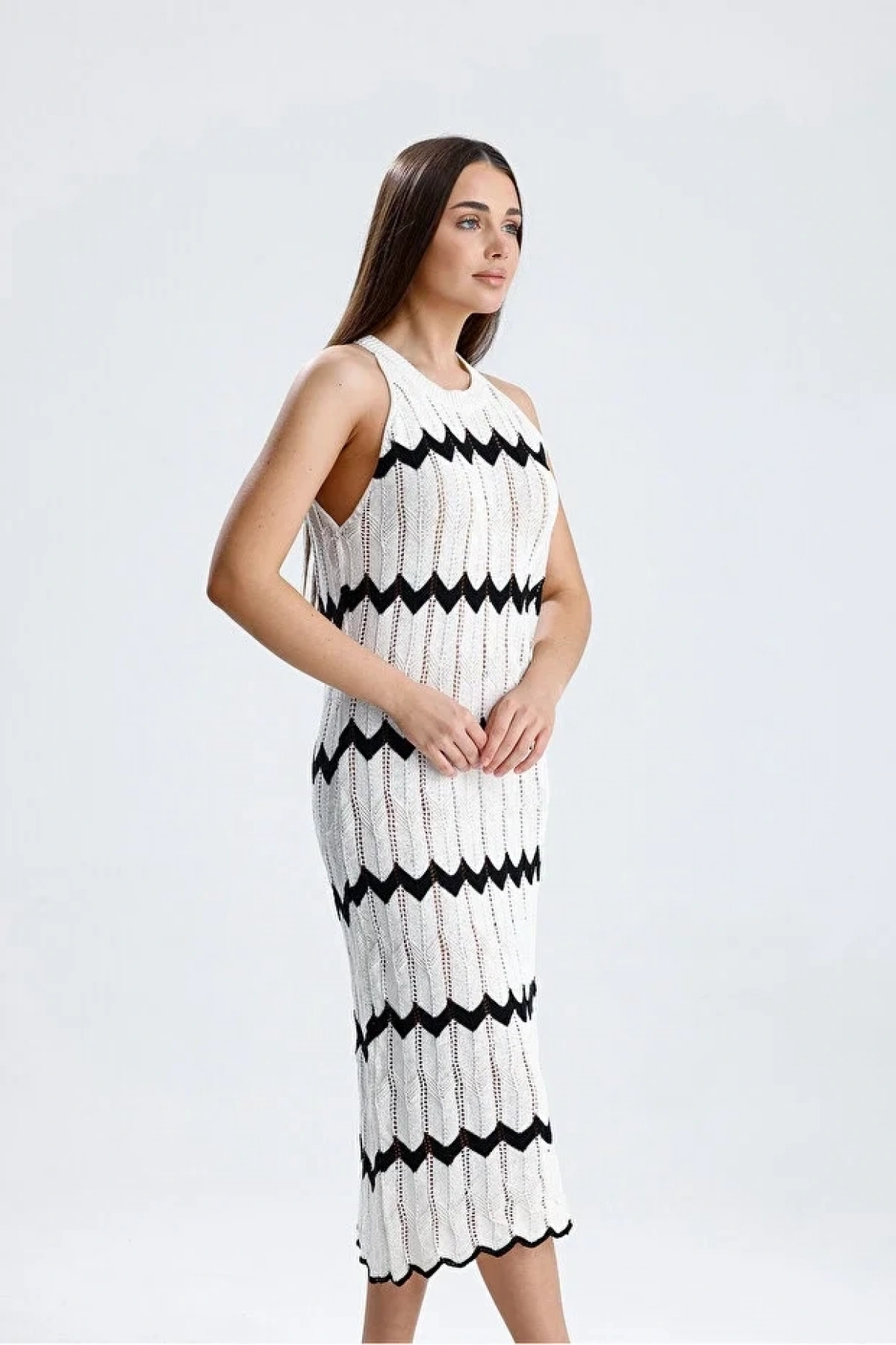 Kadın Beyaz Siyah Zigzag Desenli Halter Yaka Bohem Ajurlu Triko Midi Boy Elbise