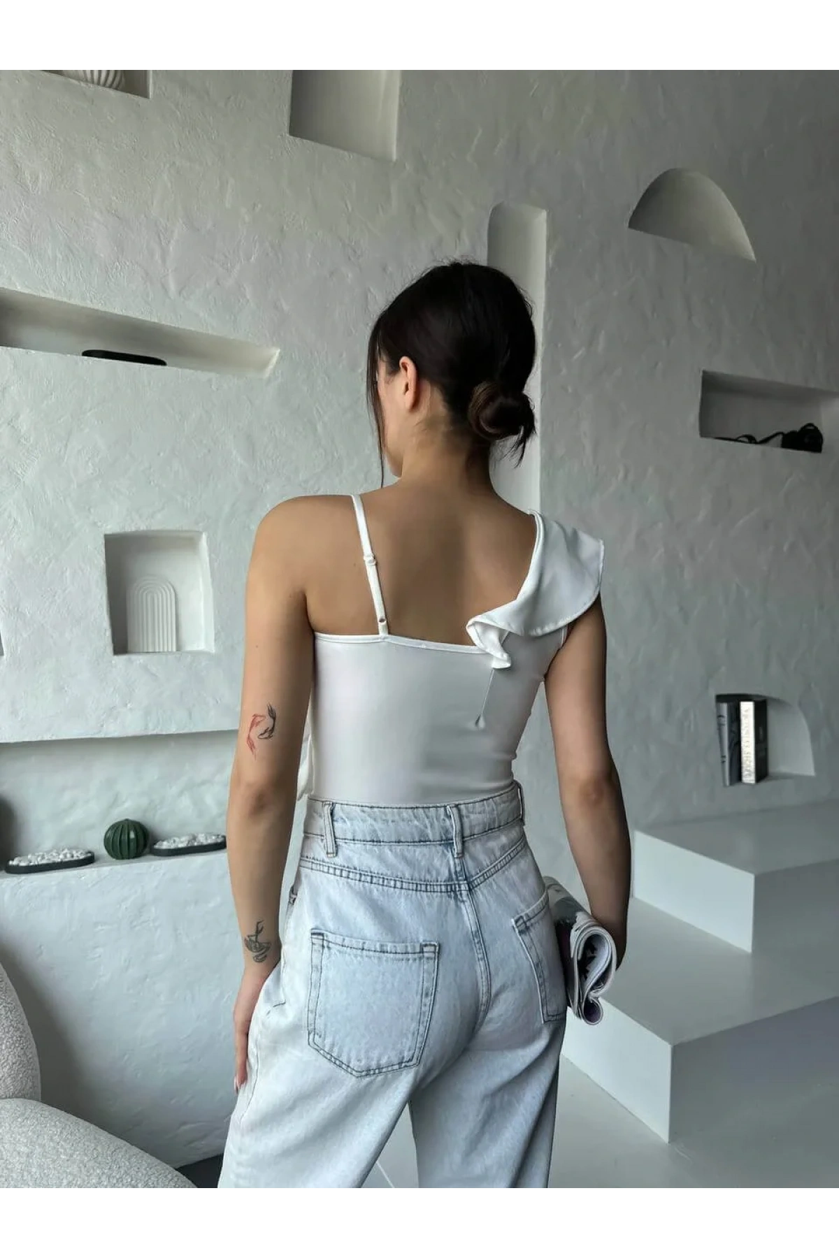 Kadın Beyaz Tek Omuz Fırfır Detaylı Asimetrik Dökümlü Büstiyer Crop Bluz