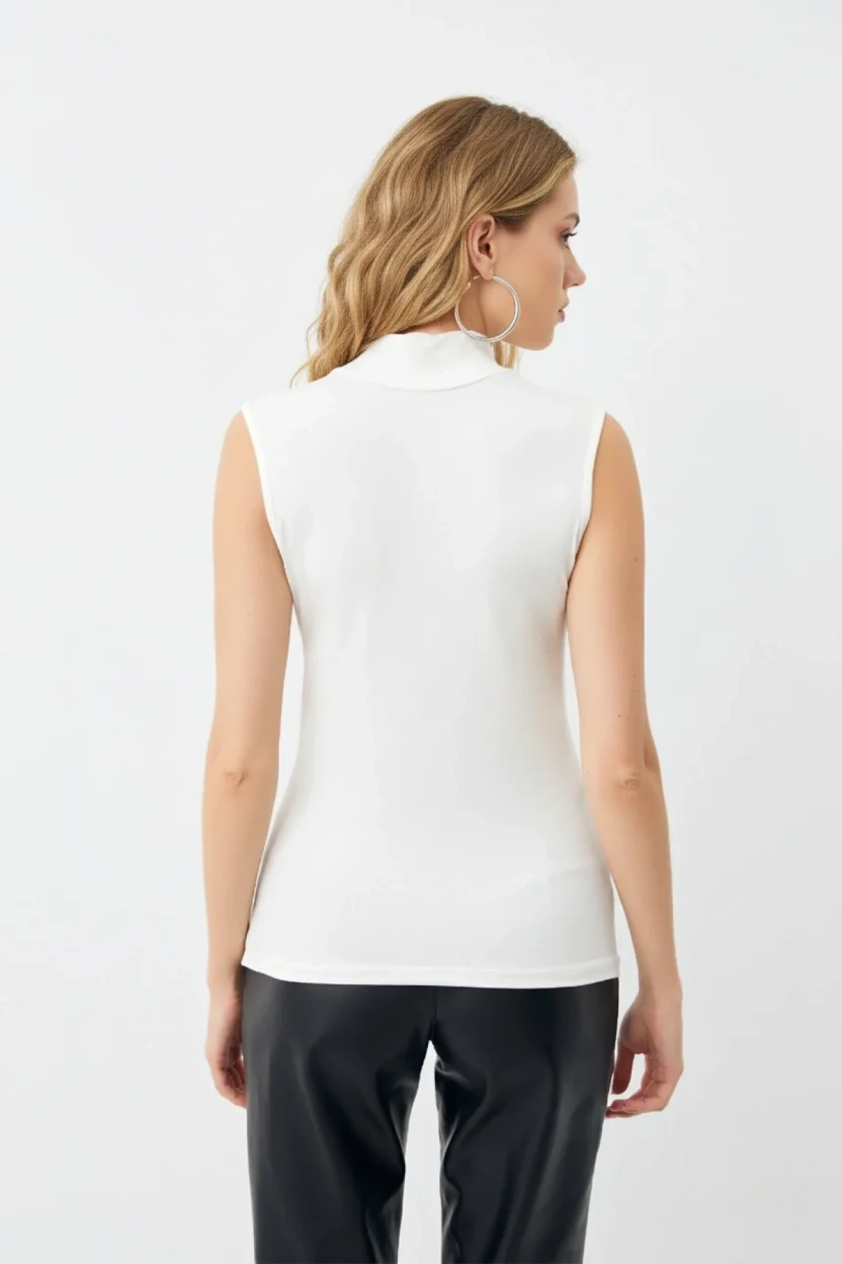 Kadın Beyaz Yarım Balıkçı Yaka Kolsuz Pamuklu Esnek Basic Atlet Body Bluz