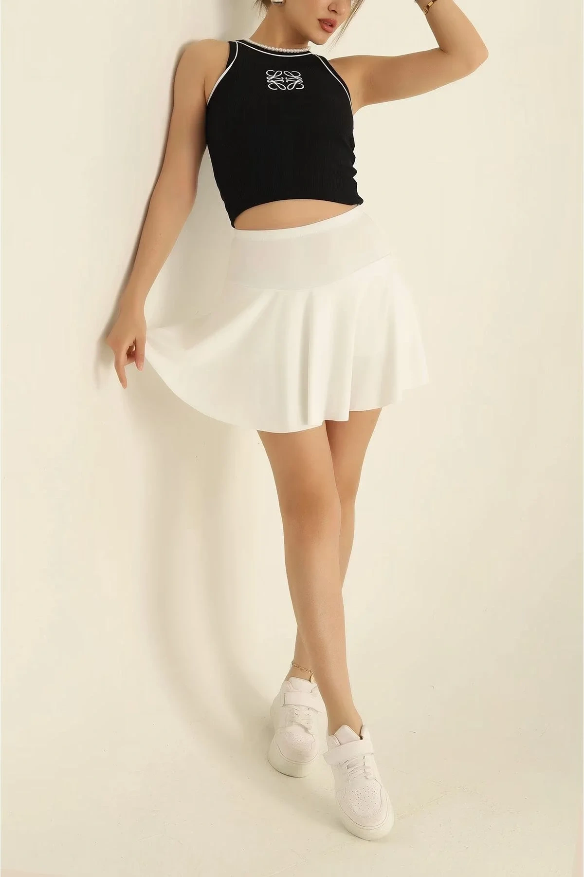 Kadın Beyaz Yüksek Bel Toparlayıcı İçi Şortlu Kloş Kesim Mini Spor Tenis Eteği Skort