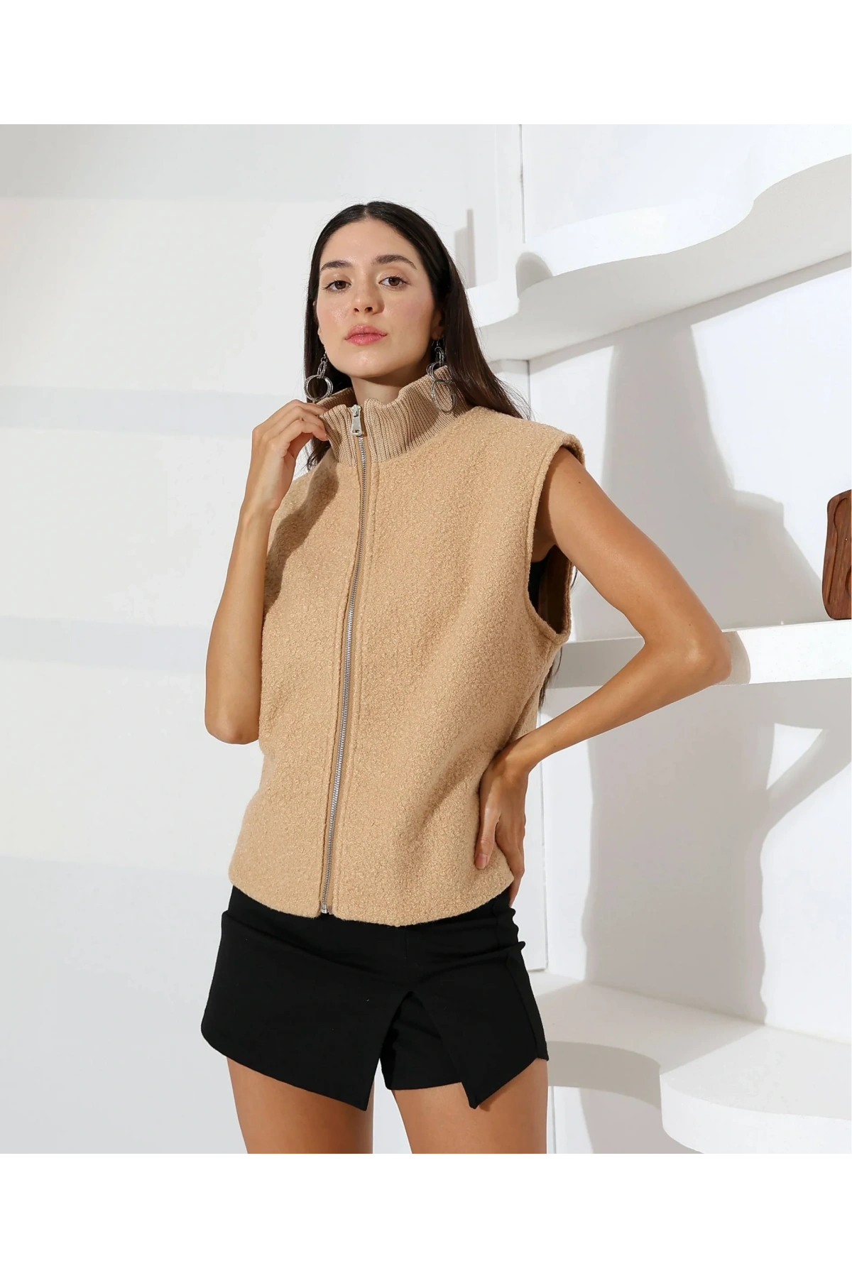 Kadın Camel Triko Yaka Detaylı Fermuar Kapamalı Astarlı Boucle Yelek