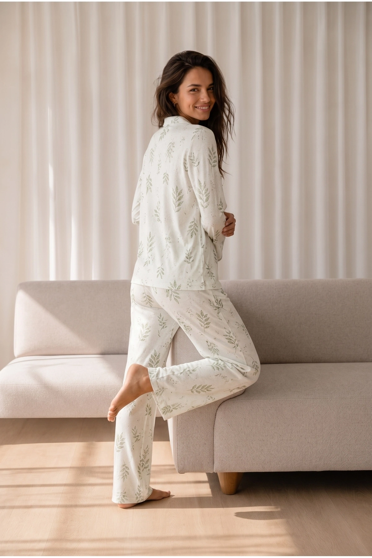 Kadın Çağla Yeşili Yaprak Desenli Düğmeli Uzun Kollu Gömlek Yaka Pantolonlu Pijama Takımı