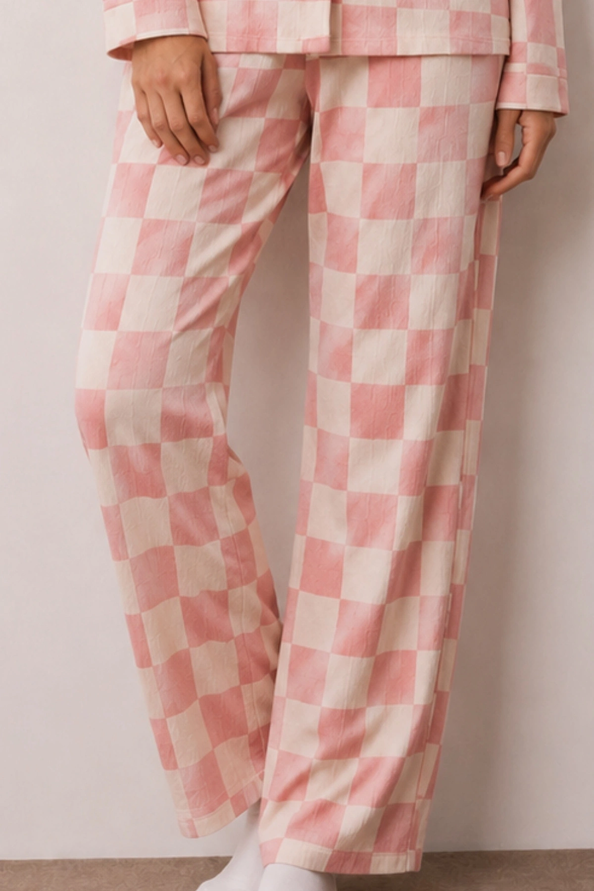 Kadın Pembe Dama Desenli Gömlek Yaka Uzun Kollu Düğmeli Bol Paça Pantolonlu Pijama Takımı