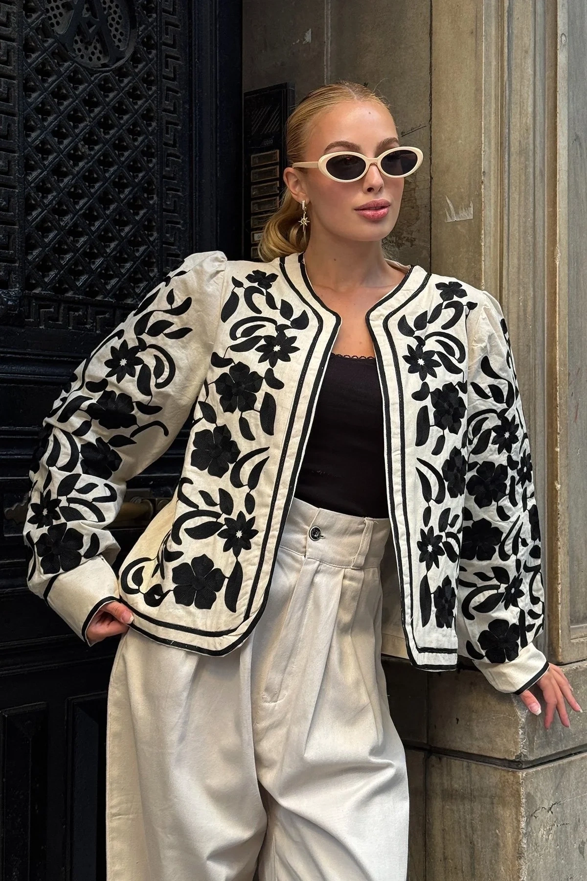 Kadın Ekru Siyah Biyeli Çiçek Nakış İşlemeli Kol Manşetli Keten Mevsimlik Ceket