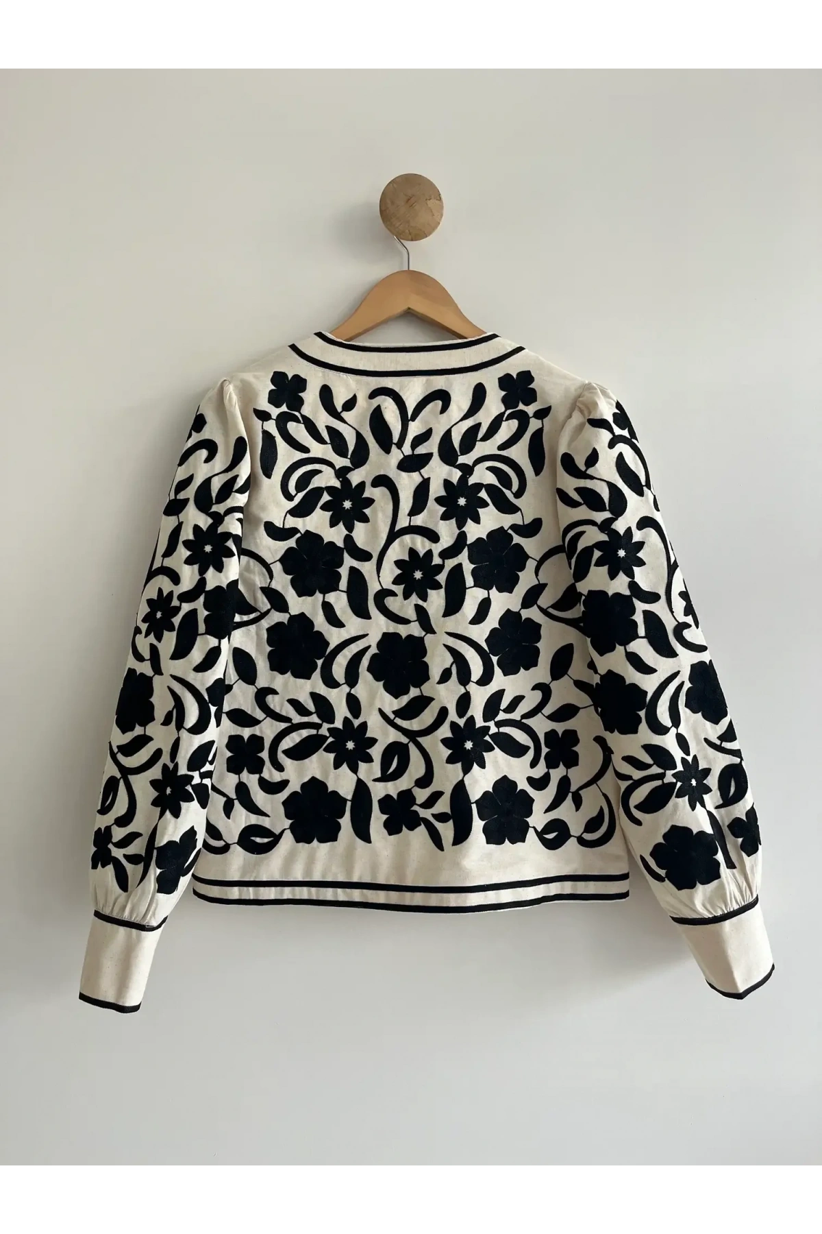 Kadın Ekru Siyah Biyeli Çiçek Nakış İşlemeli Kol Manşetli Keten Mevsimlik Ceket