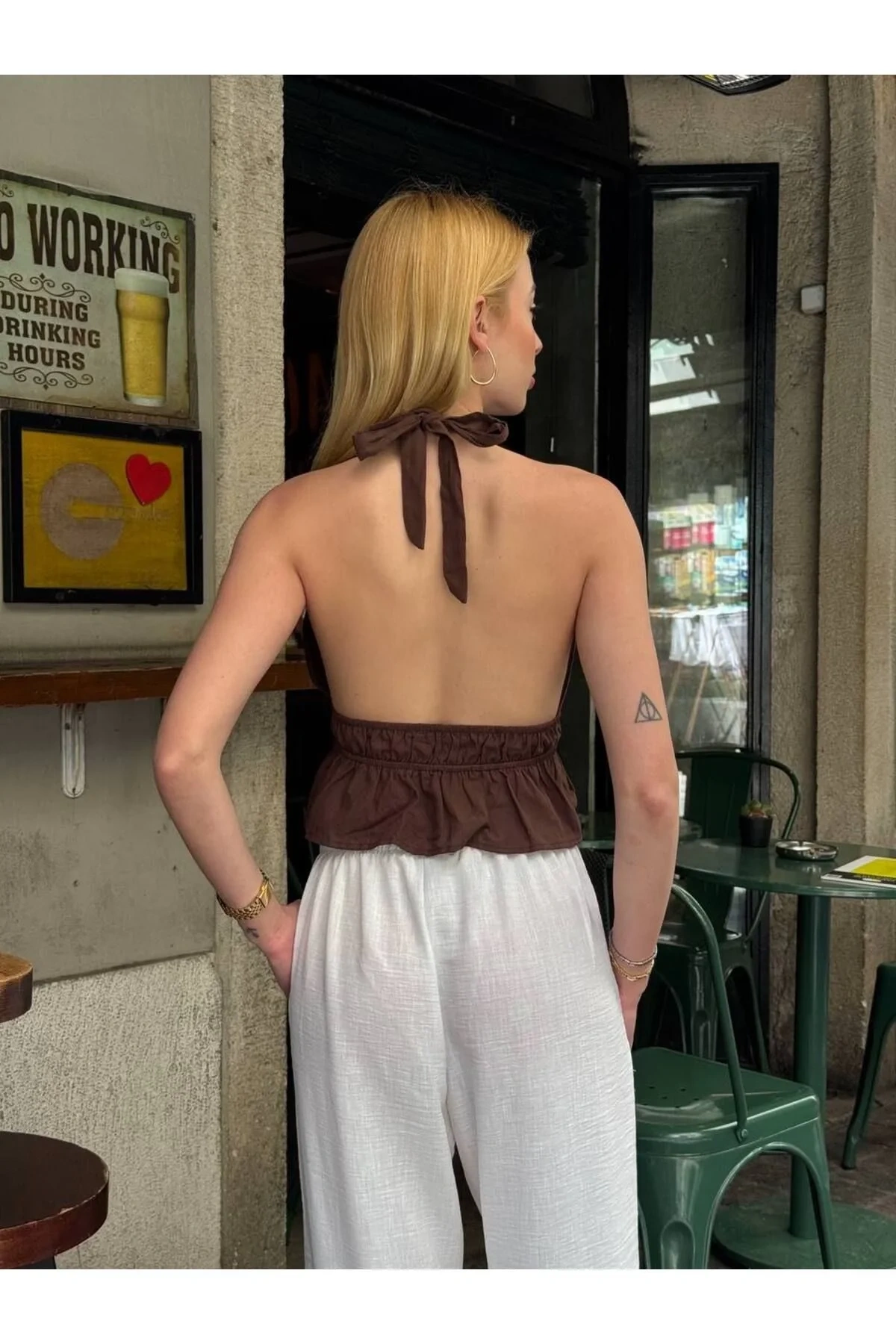 Kadın Kahverengi Halter Yaka Sırtı ve Önü Bağlamalı V Yaka Dekolteli Fırfırlı Keten Crop Bluz