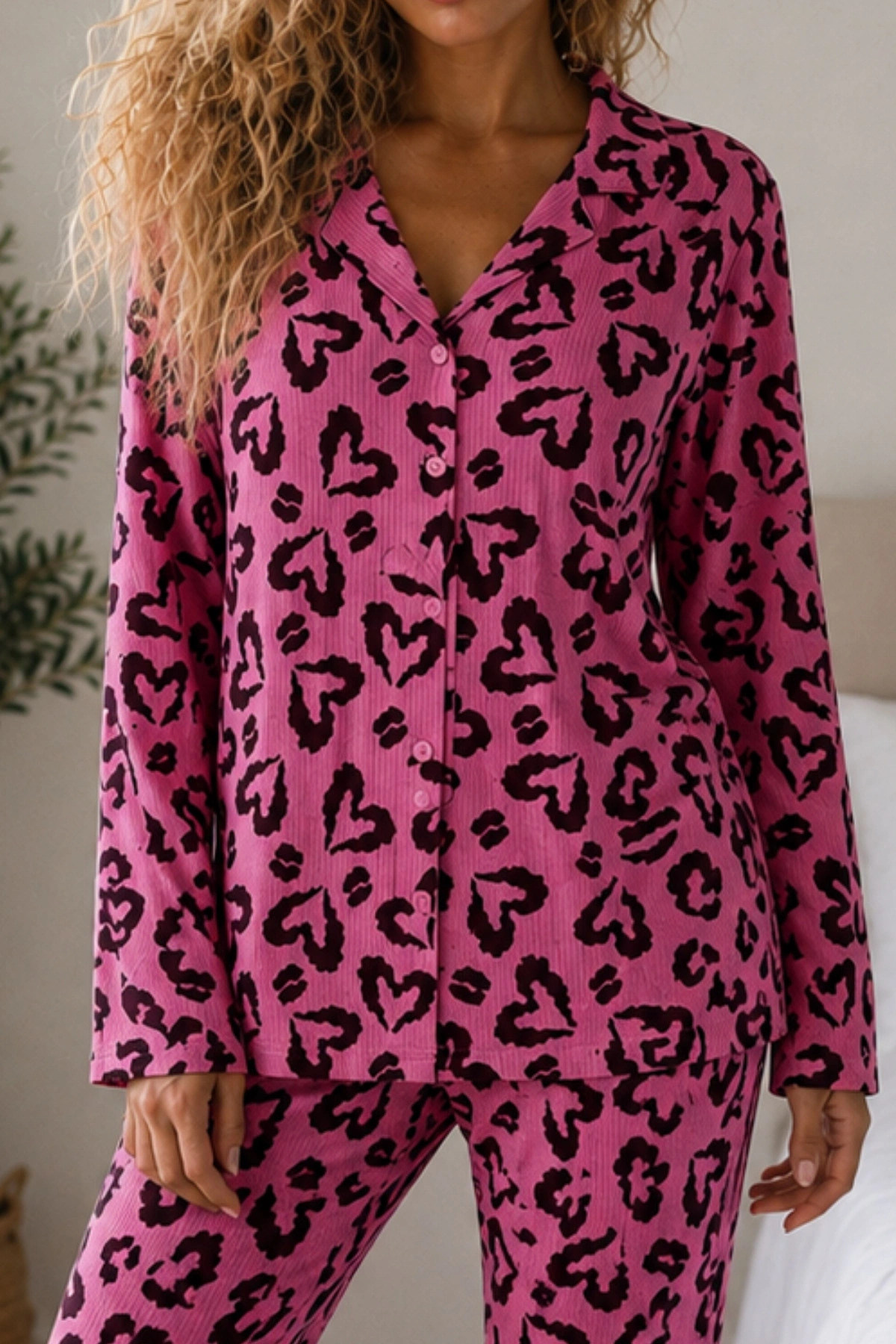 Kadın Lila Kalp Leopar Desenli Düğmeli Uzun Kollu Gömlek Yaka Pantolonlu Pijama Takımı