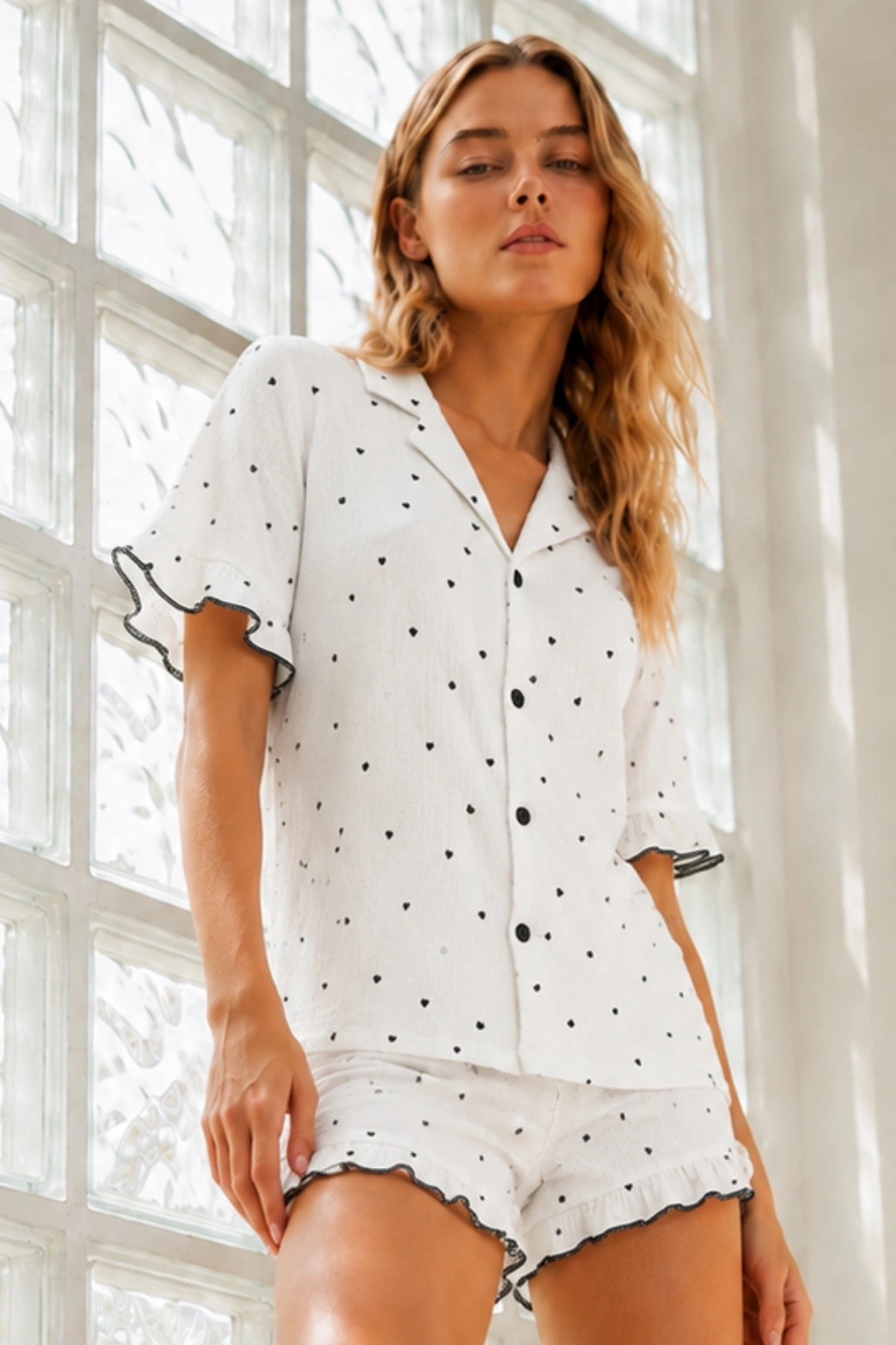 Kadın Beyaz Puantiyeli Düğmeli Gömlek Yaka Fırfırlı Kısa Kollu Şortlu Pijama Takımı