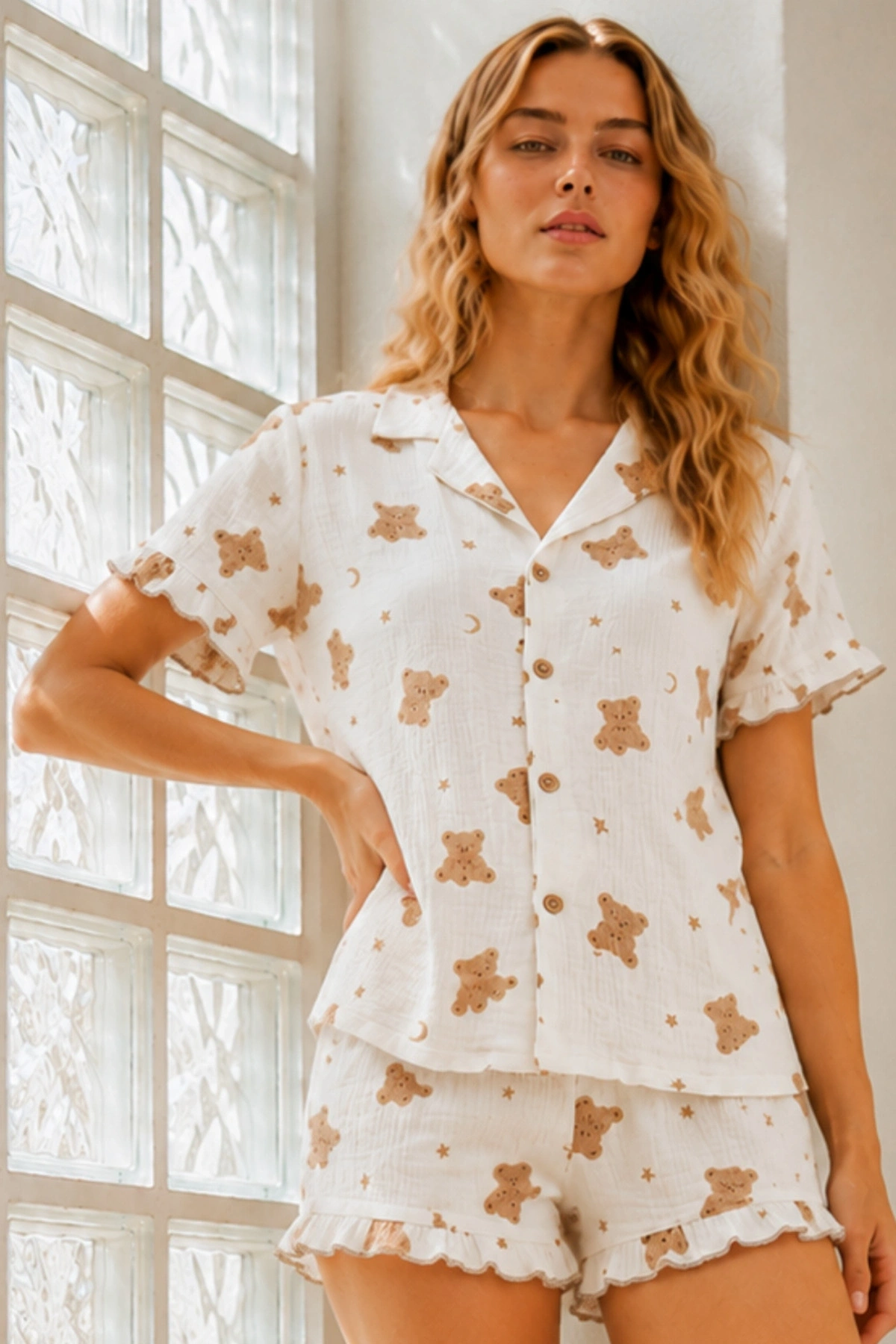 Kadın Kar Beyaz Ayıcık Desenli Müslin Kısa Kollu Düğmeli Fırfırlı Şortlu Pijama Takımı