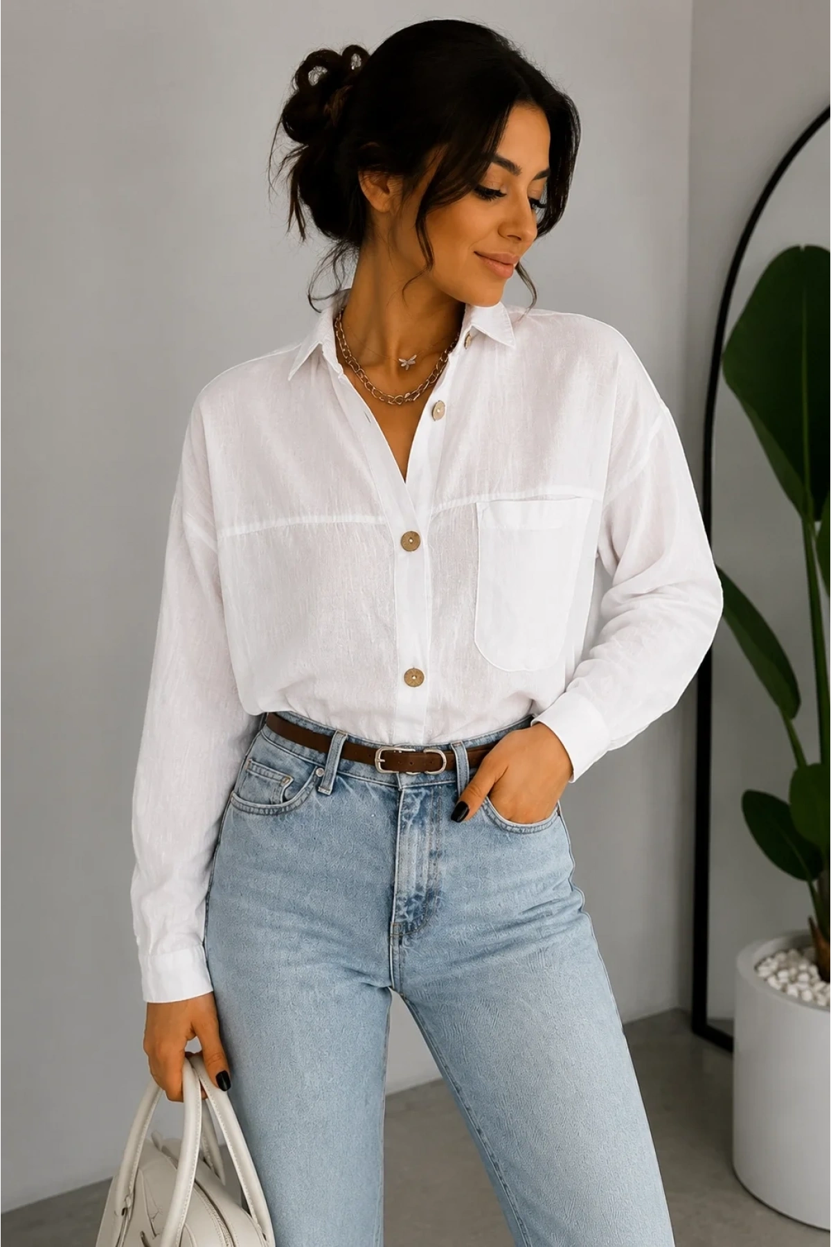 Kadın Beyaz Pamuklu Keten Tek Cepli Ahşap Düğmeli Bohem Oversize Gömlek