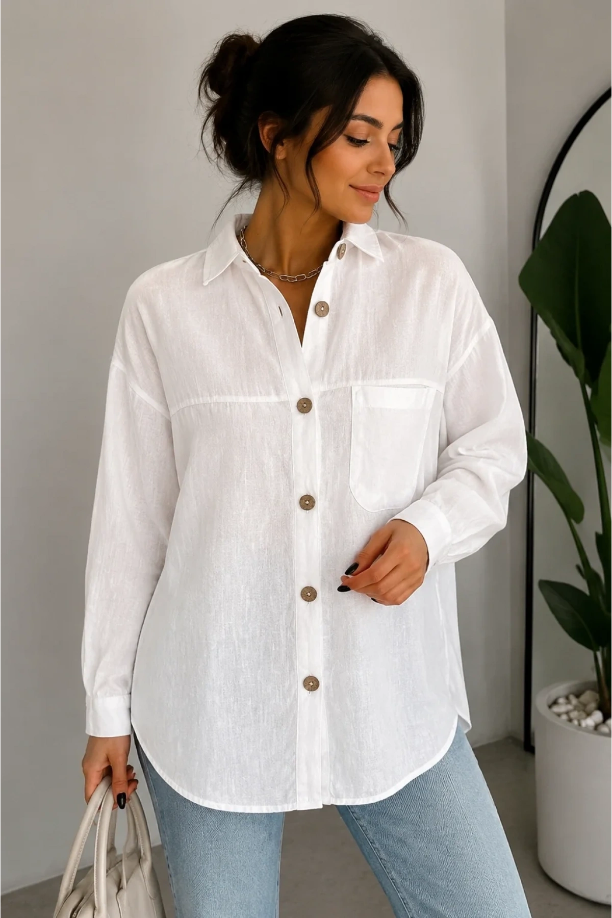 Kadın Beyaz Pamuklu Keten Tek Cepli Ahşap Düğmeli Bohem Oversize Gömlek