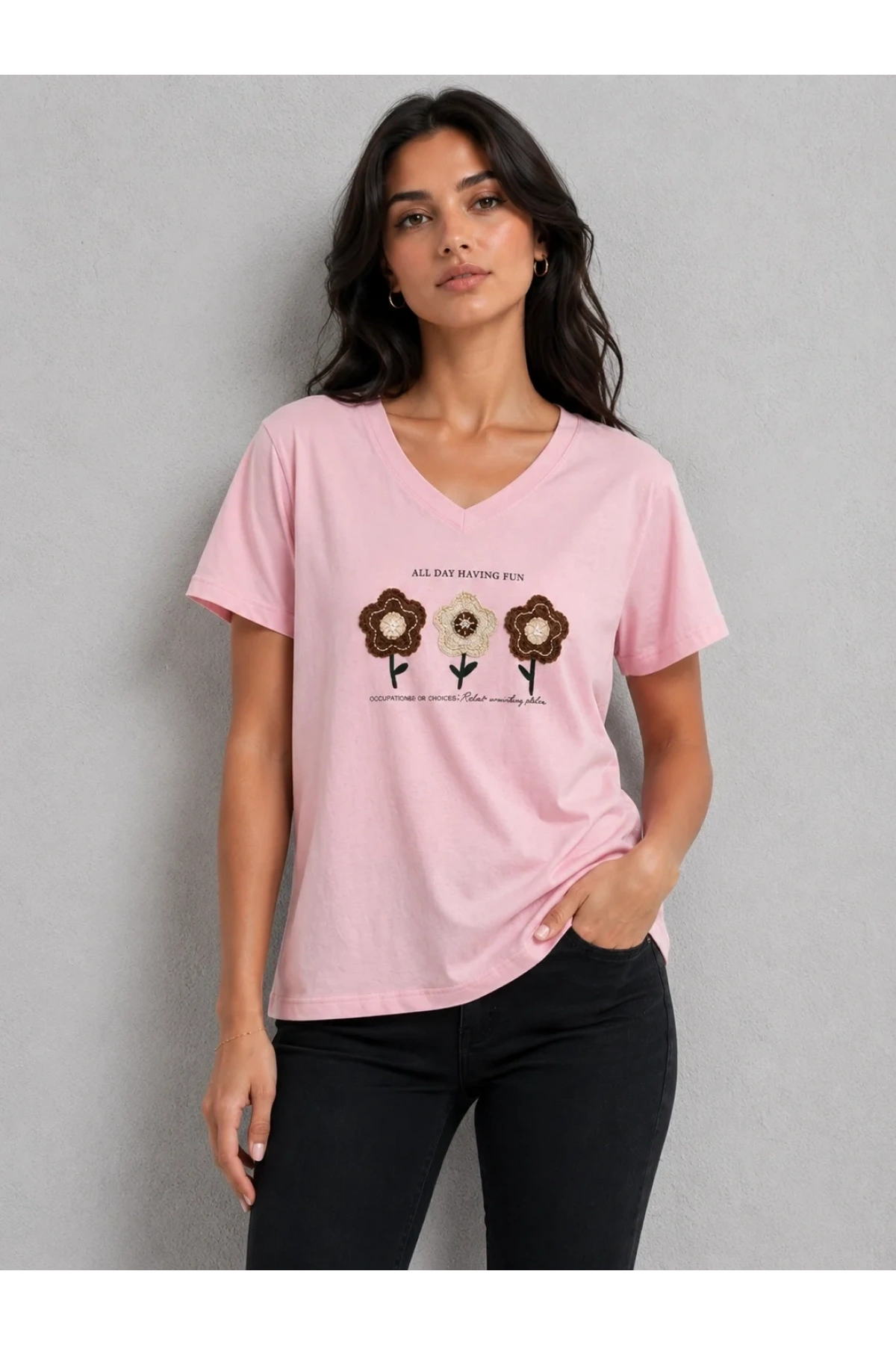 Kadın Pembe V Yaka %100 Pamuklu Boncuk Nakış İşlemeli T-Shirt Çiçekli