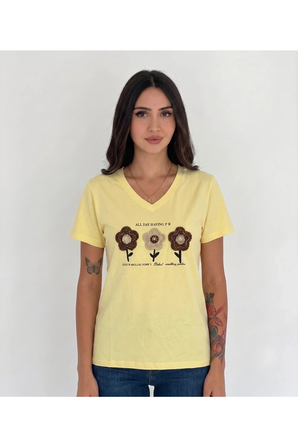 Kadın Sarı V Yaka %100 Pamuklu Boncuk Nakış İşlemeli T-Shirt Çiçekli
