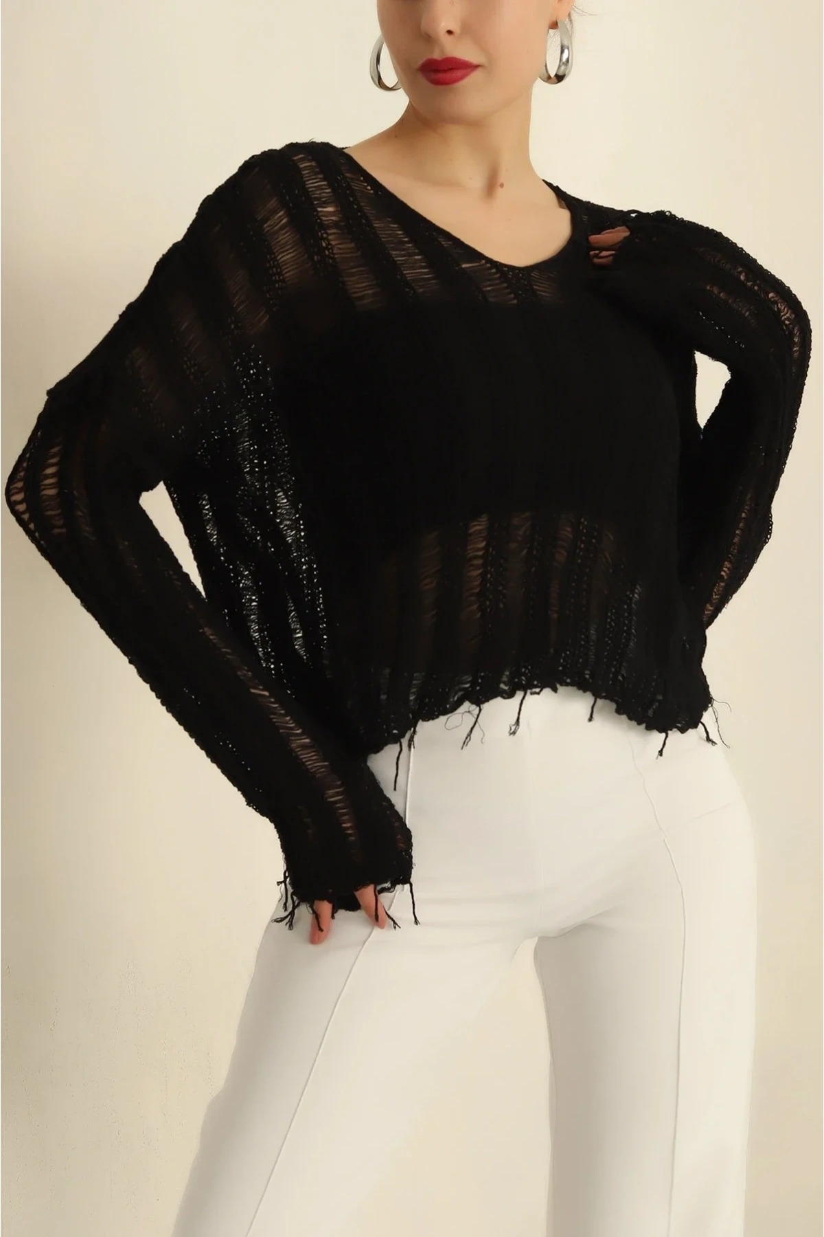 Kadın Siyah V Yaka Uzun Kol Düşük Omuz Ajurlu Pamuklu Püsküllü Salaş Örme Bohem Triko Bluz