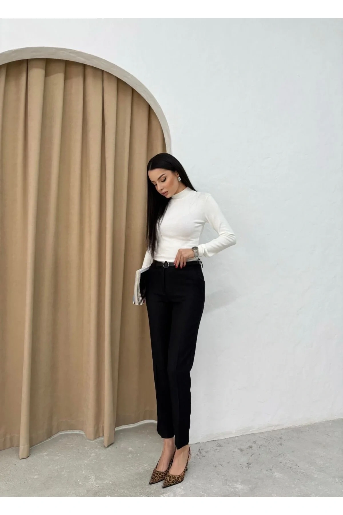 Kadın Siyah Yüksek Bel Cepli Kemerli Dar Paça Bilek Boy Kumaş Pantolon