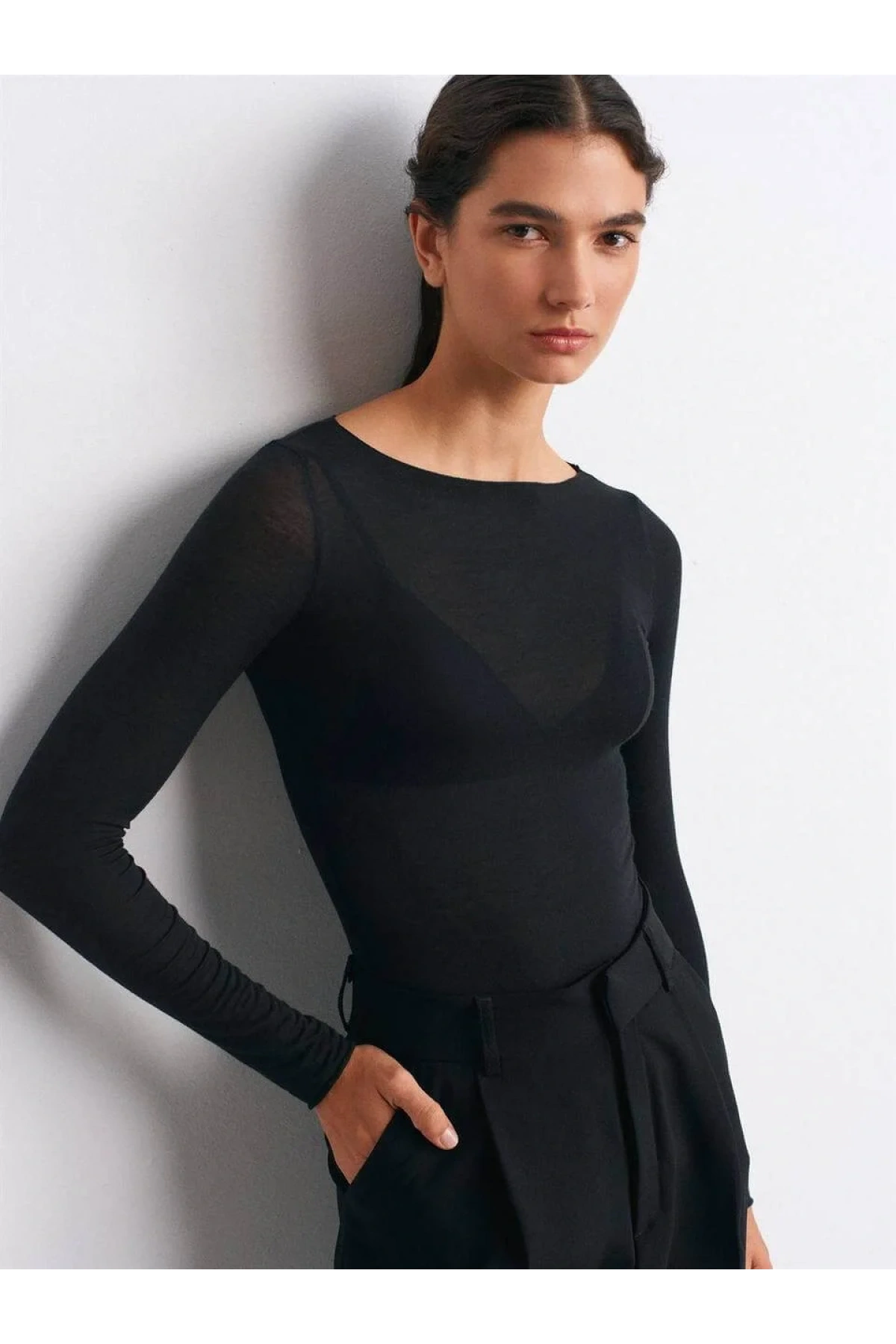 Kadın Siyah Kayık Yaka Uzun Kollu Transparan Hafif Kaşmir Dokulu Bluz Body