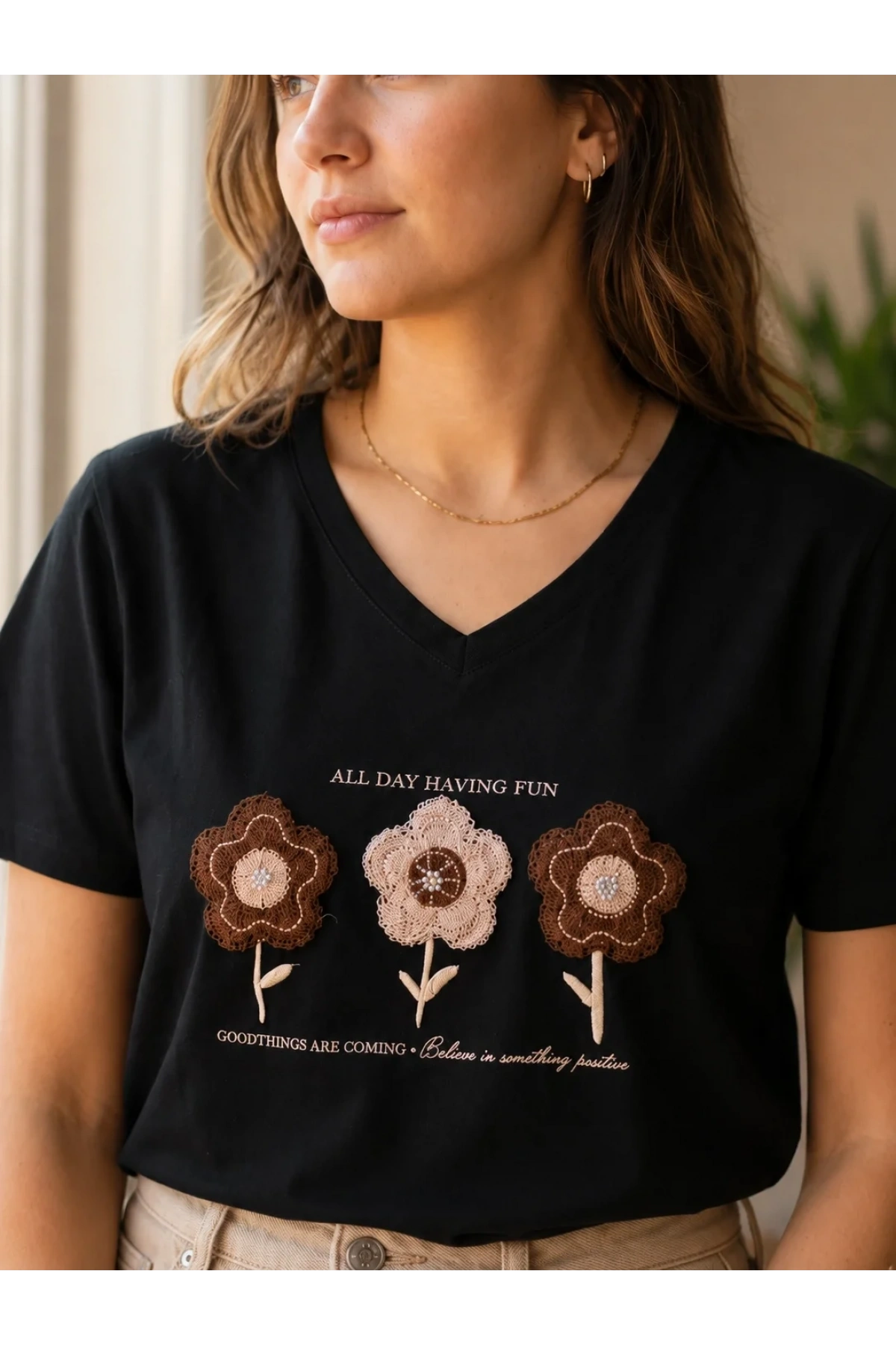 Kadın Siyah V Yaka %100 Pamuklu Boncuk Nakış İşlemeli T-Shirt Çiçekli