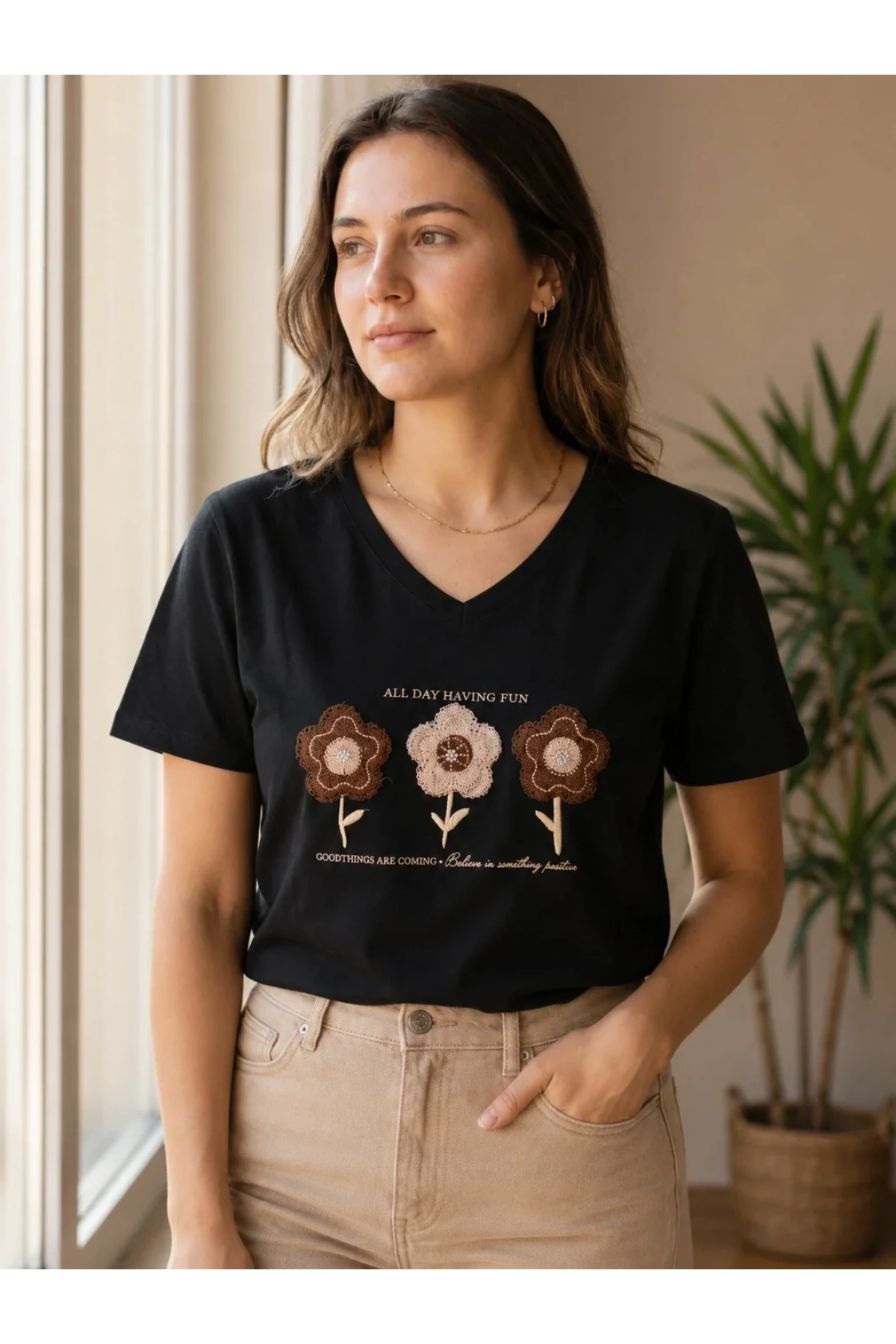 Kadın Siyah V Yaka %100 Pamuklu Boncuk Nakış İşlemeli T-Shirt Çiçekli