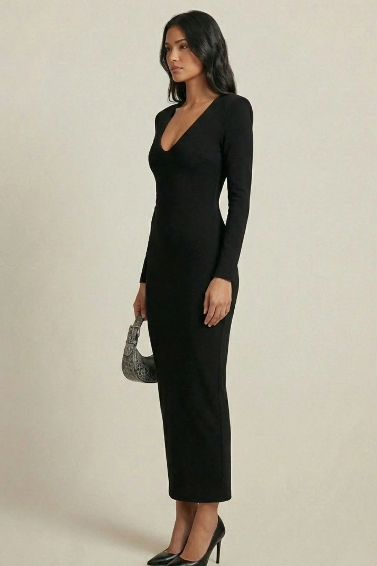 Kadın Siyah V Yaka Vatkalı Uzun Kol Esnek Sandy Kumaş Vücudu Saran Uzun Maxi Elbise