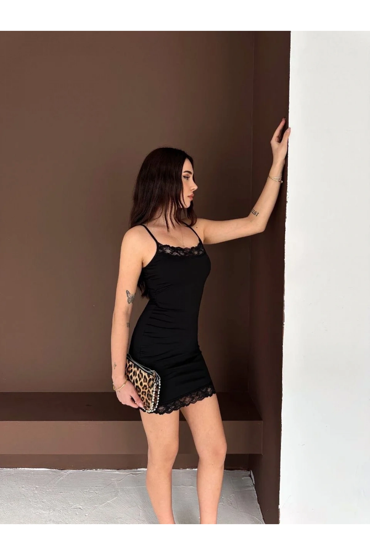 Kadın Siyah Viskon Kumaş Yaka ve Etek Ucu Dantel Detaylı İnce Askılı Mini Elbise