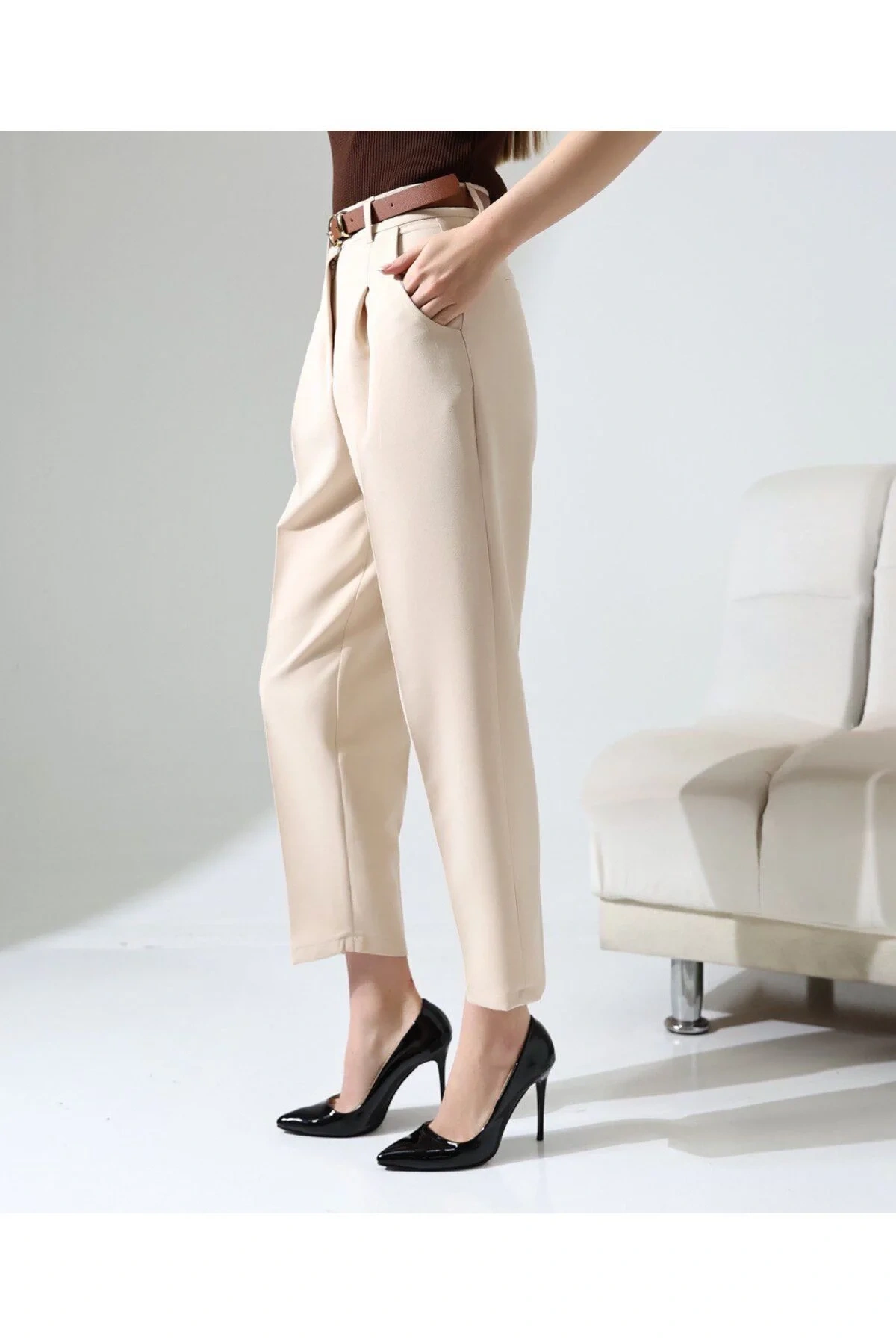 Kadın Krem Yüksek Bel Pileli Straight Kemerli Bilek Boy Havuç Kesim Kumaş Pantolon