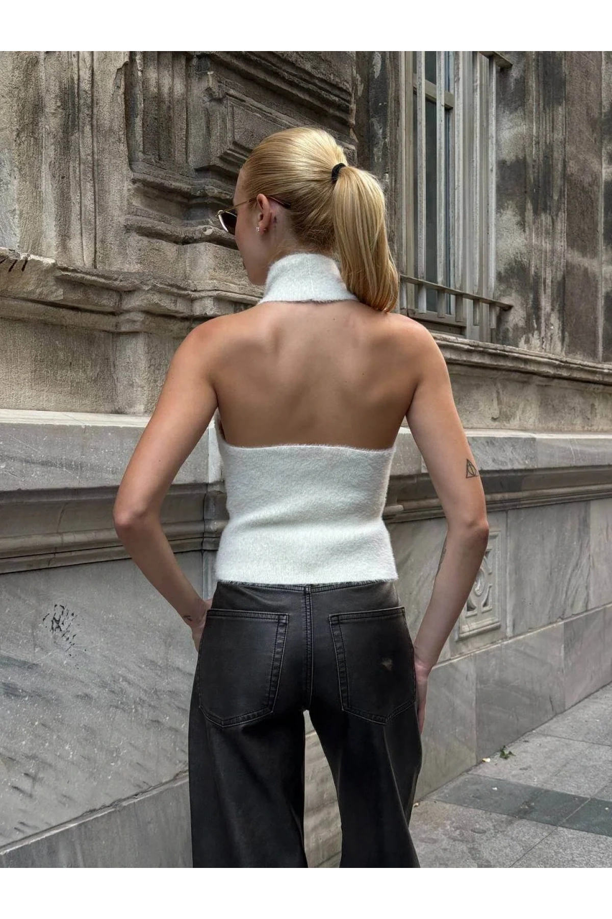 Kadın Beyaz Balıkçı Halter Yaka Sırtı Açık Yumuşak Dokulu Triko Büstiyer Bluz