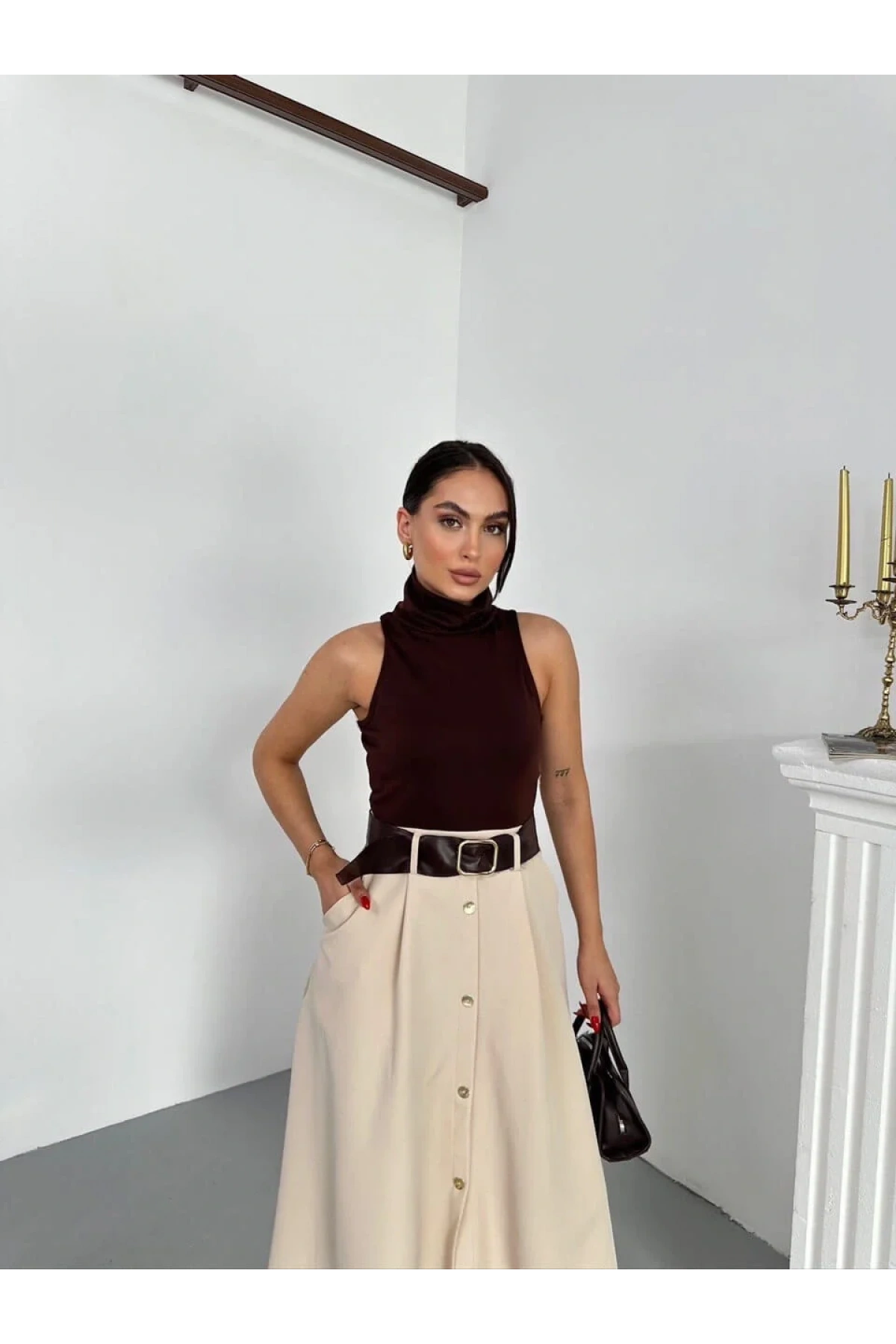 Kadın Kahve Bej Elbise Balıkçı Yaka Kolsuz Bluz ve Yüksek Bel Cepli Düğmeli Kloş Midi Etek