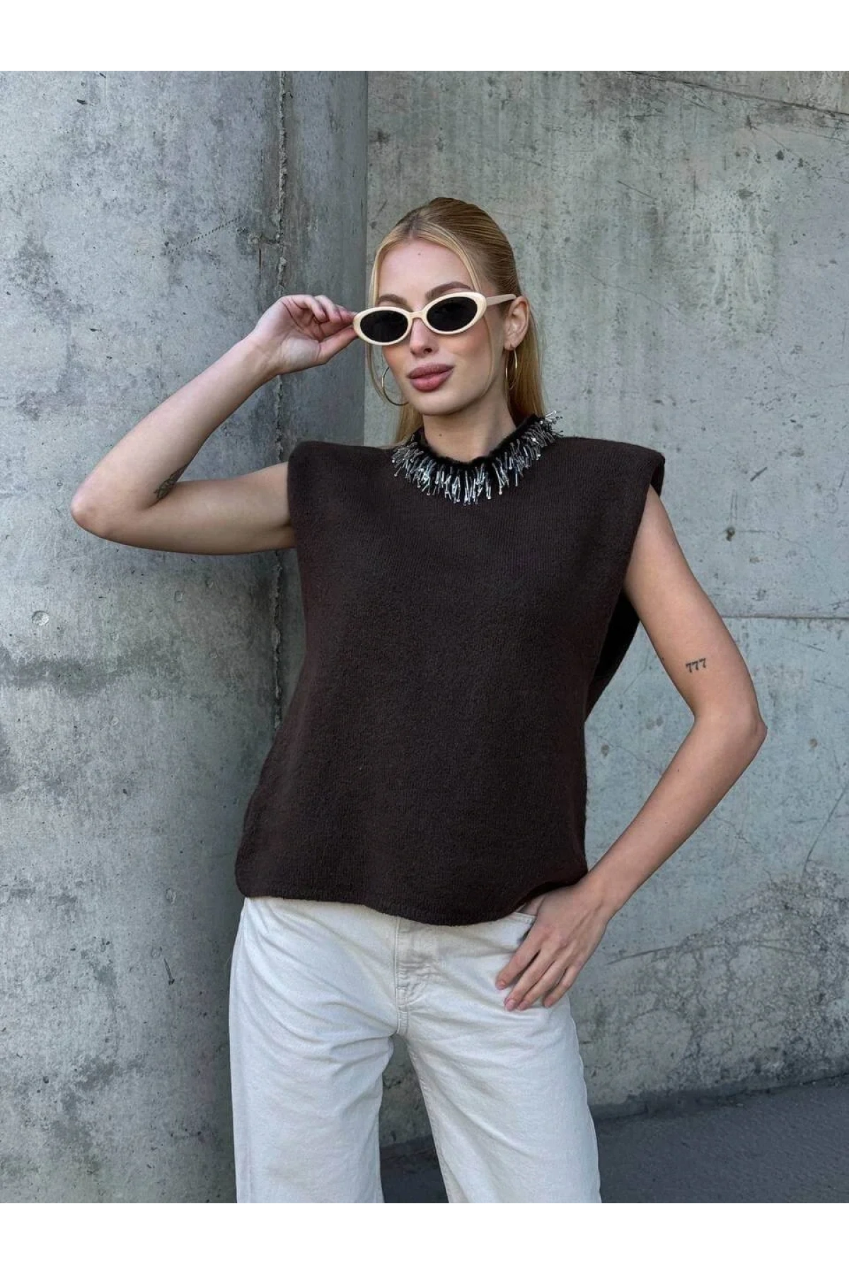 bysoca Kadın Kahverengi Bisiklet Yaka Yakası Kristal Taş İşlemeli Vatkalı Kolsuz Triko Süveter