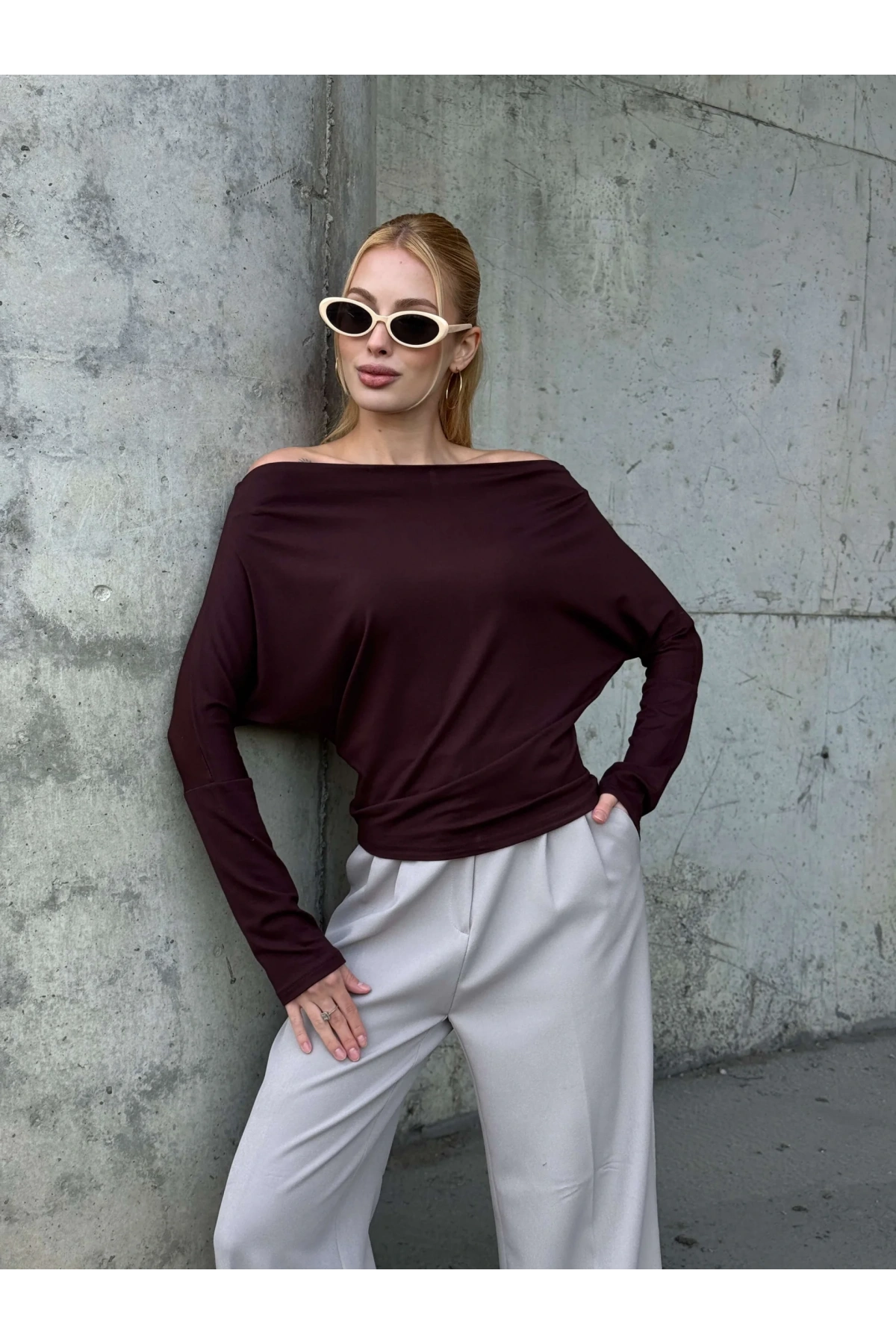 Kadın Kahverengi Kayık Yaka Tek Omuz Dekolteli Uzun Kollu Vücudu Saran Şık Bluz