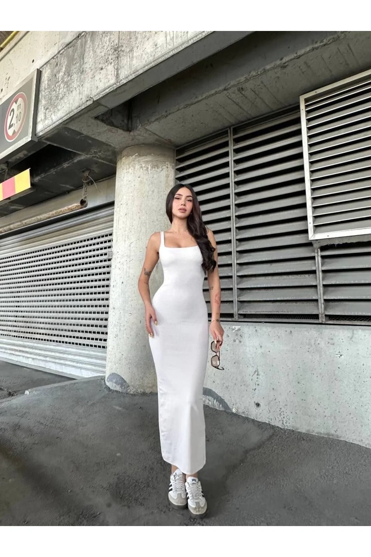 bysoca Kadın Beyaz Kare Yaka Kalın Askılı Sırtı Açık Vücudu Saran Kaşkorse Uzun Maxi Boy Elbise