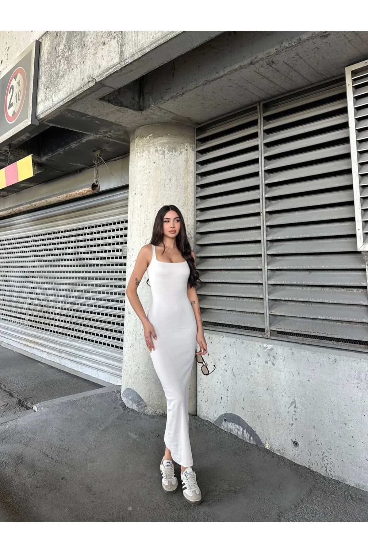 bysoca Kadın Beyaz Kare Yaka Kalın Askılı Sırtı Açık Vücudu Saran Kaşkorse Uzun Maxi Boy Elbise