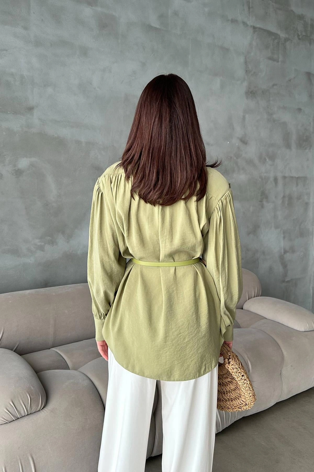 Kadın Yeşil Kemerli Düğmeli Uzun Balon Kollu Dökümlü Oversize Tunik Gömlek