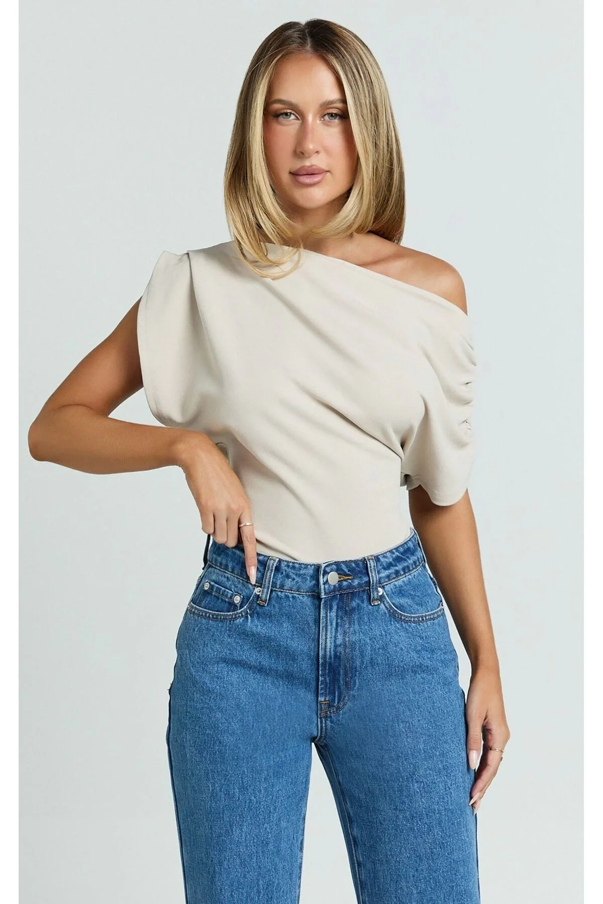 Kadın Krem Tek Omuz Düşük Kollu Asimetrik Yaka Drapeli Vücudu Saran Crop Bluz