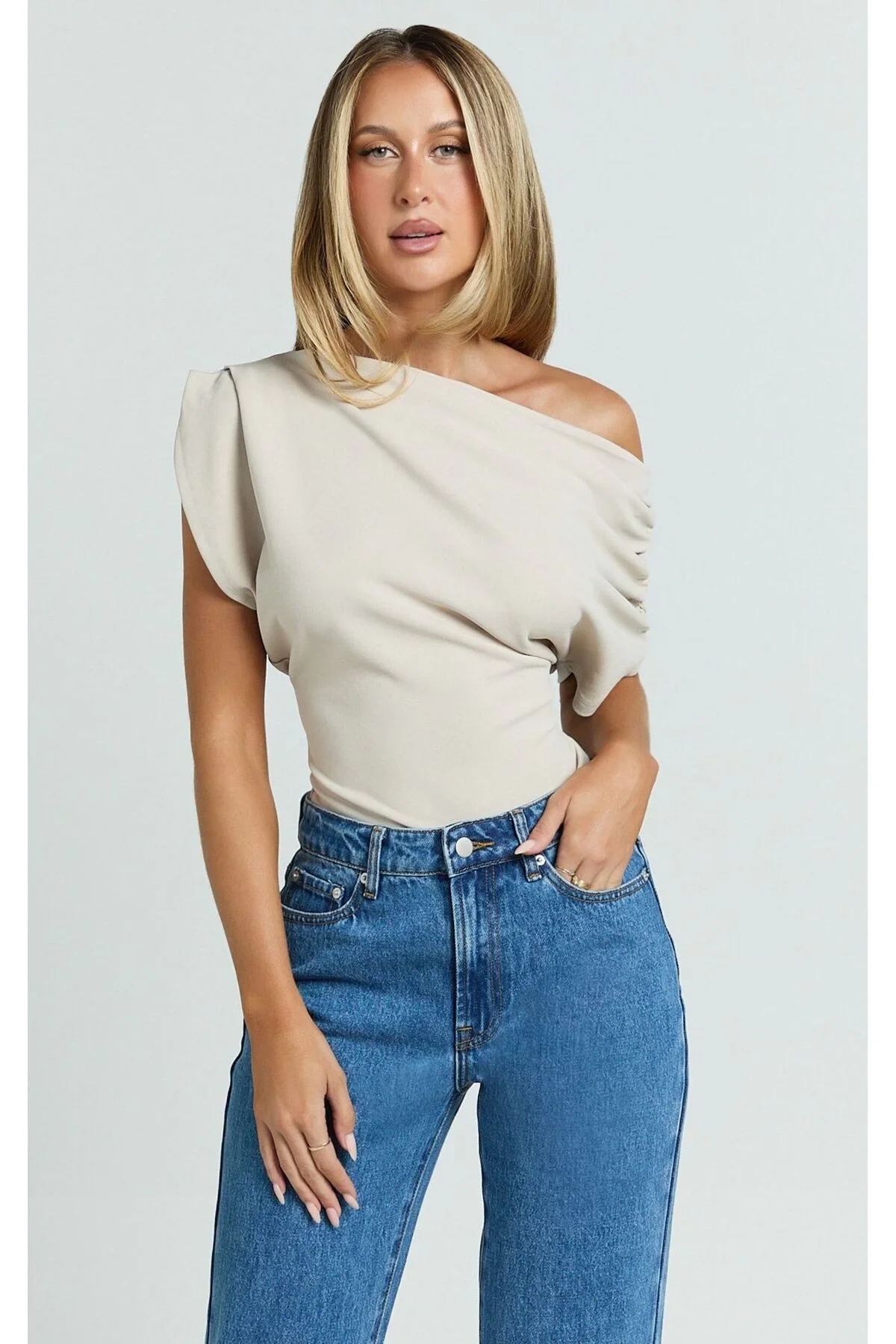 Kadın Krem Tek Omuz Düşük Kollu Asimetrik Yaka Drapeli Vücudu Saran Crop Bluz