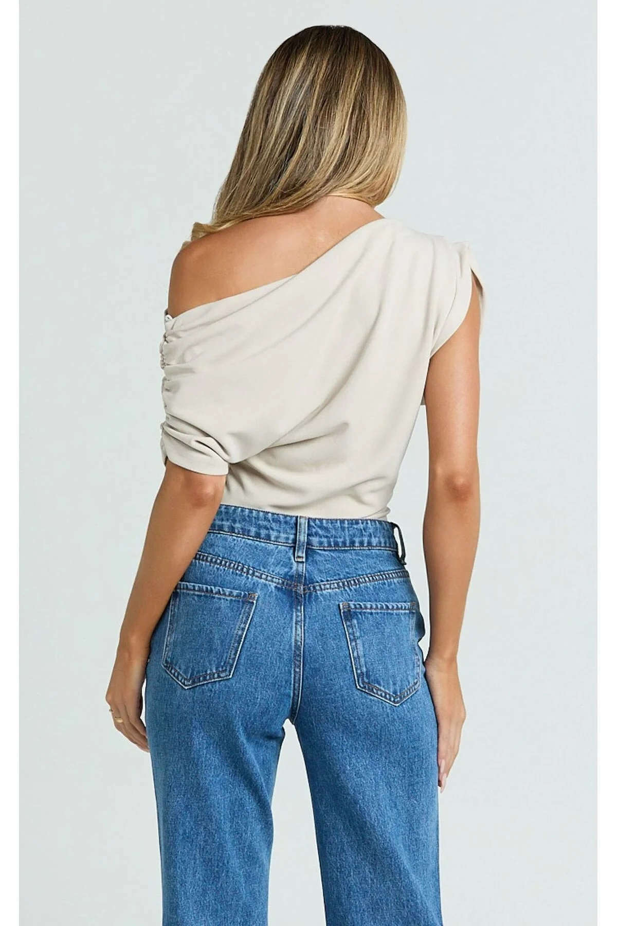 bysoca Kadın Krem Tek Omuz Düşük Kollu Asimetrik Yaka Drapeli Vücudu Saran Crop Bluz