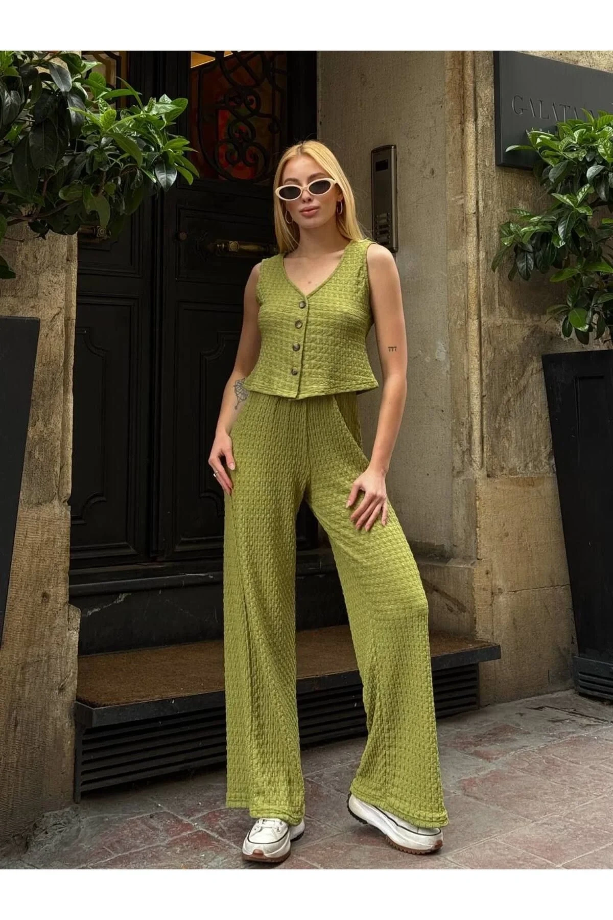 Kadın Yeşil Yüksek Bel Cepsiz Beli Lastikli Gofre Dokulu Bol Paça Rahat Günlük Pantolon