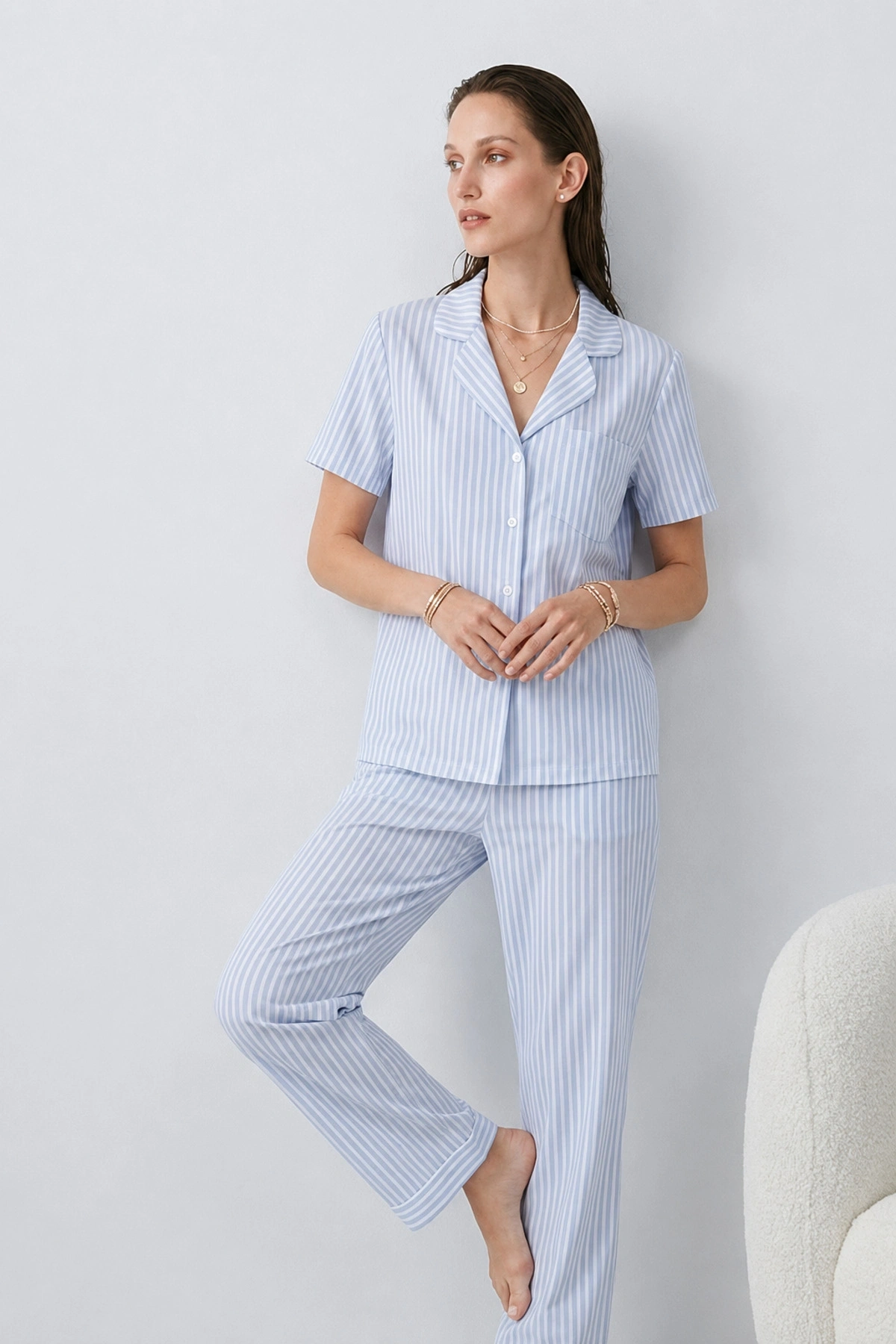 Kadın Mavi Çizgili Kısa Kollu Düğmeli Gömlek Yaka Cepli Pantolonlu Pijama Takımı