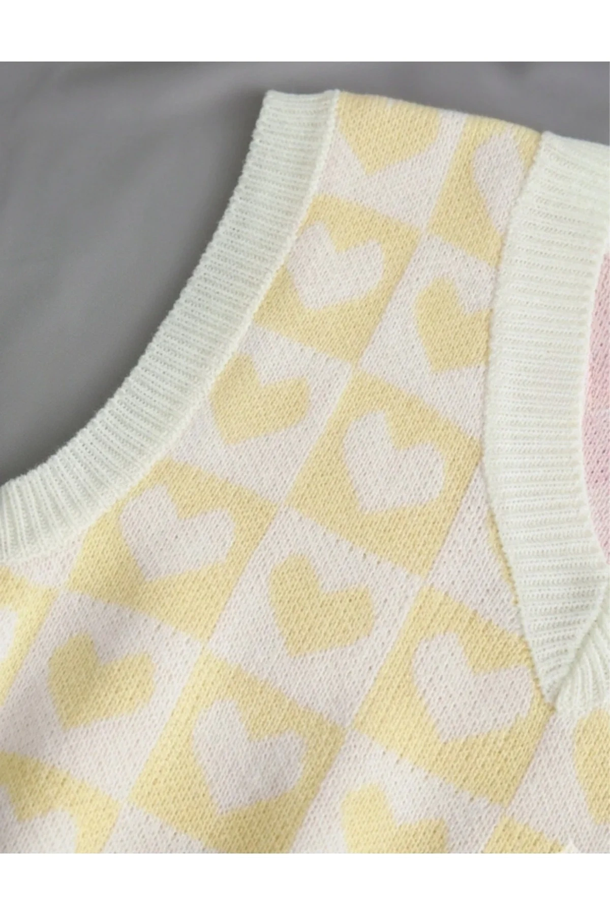 Kadın Sarı Krem Kalp Desenli V Yaka Dama Kareli Yumuşak Dokulu Triko Süveter