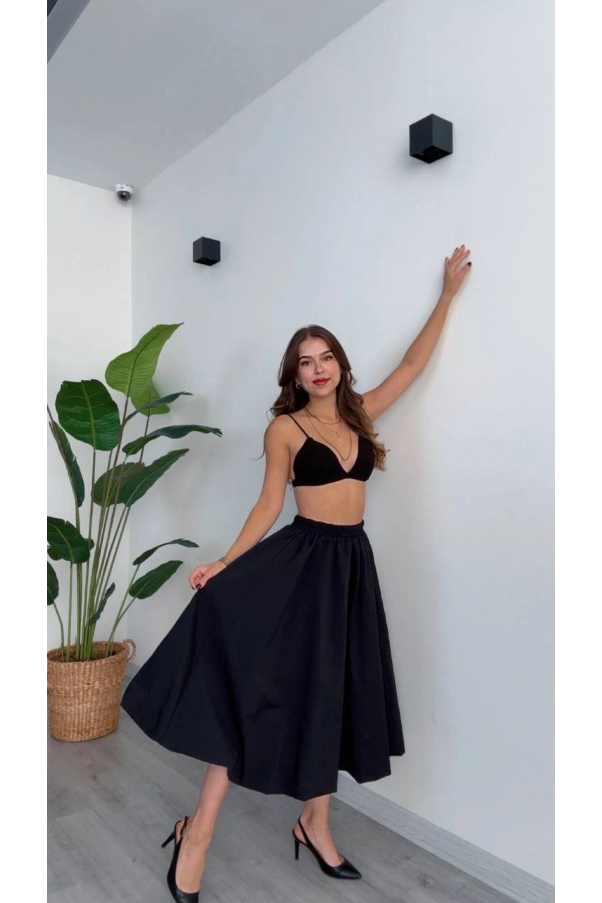 Kadın Siyah Yüksek Bel Beli Lastikli Kloş Çan Kesim Poplin Kumaş Midi Boy Etek