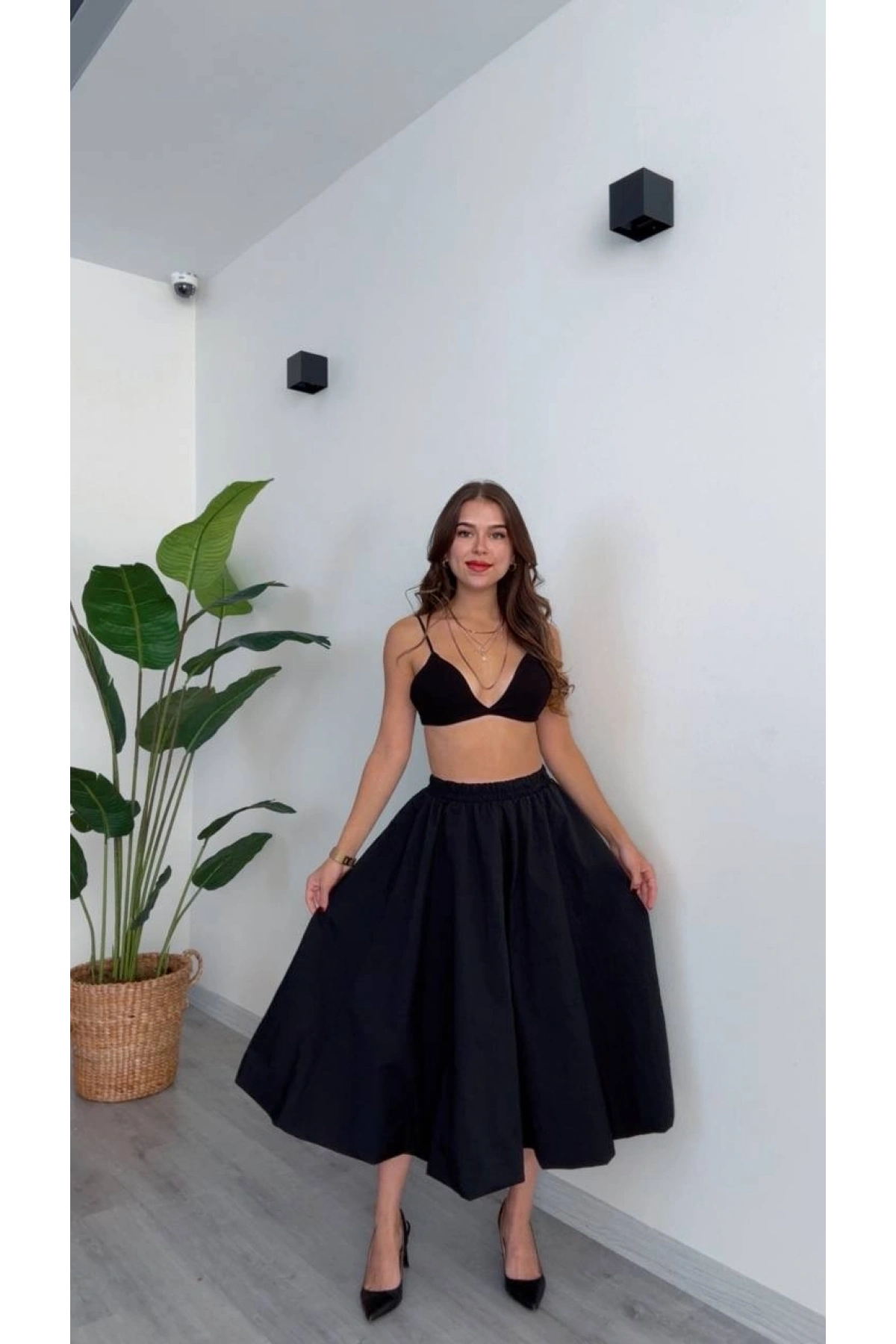 Kadın Siyah Yüksek Bel Beli Lastikli Kloş Çan Kesim Poplin Kumaş Midi Boy Etek