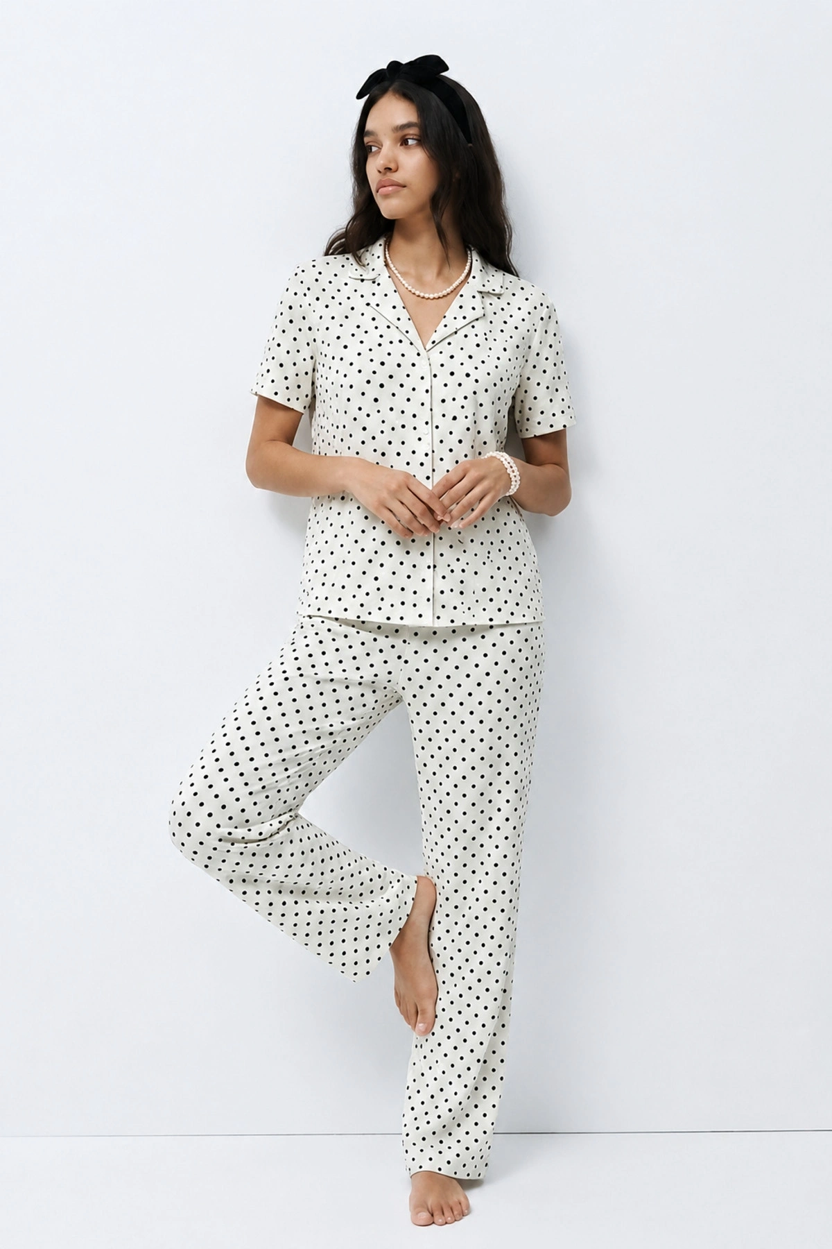 Kadın Kar Beyaz Puantiyeli Gömlek Yaka Kısa Kollu Düğmeli Pantolonlu Pijama Takımı