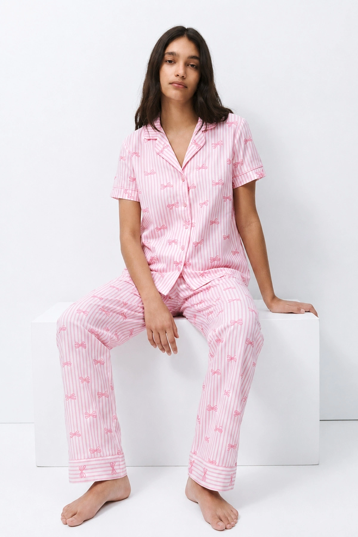 Kadın Pembe Çizgili Fiyonk Desenli Kısa Kollu Düğmeli Gömlek Yaka Pantolonlu Pijama Takımı