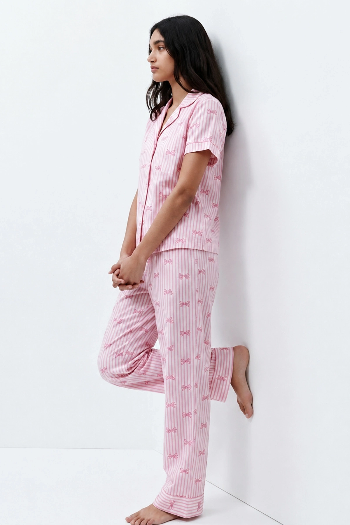 Kadın Pembe Çizgili Fiyonk Desenli Kısa Kollu Düğmeli Gömlek Yaka Pantolonlu Pijama Takımı
